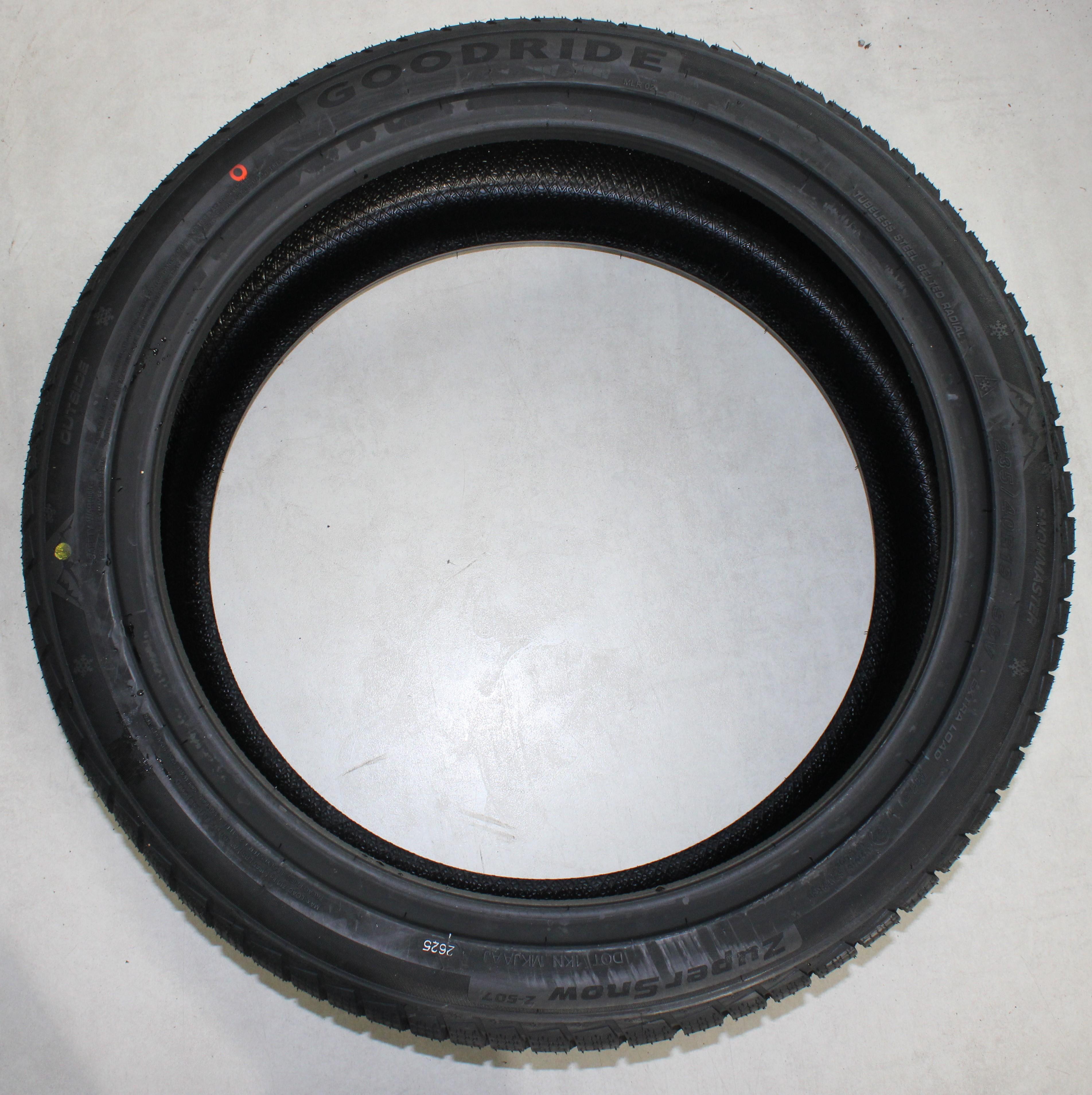 4 x 235/40R19 96V pneumatici invernali Goodride Zuper Snow Z-507 2025 XL NUOVI
