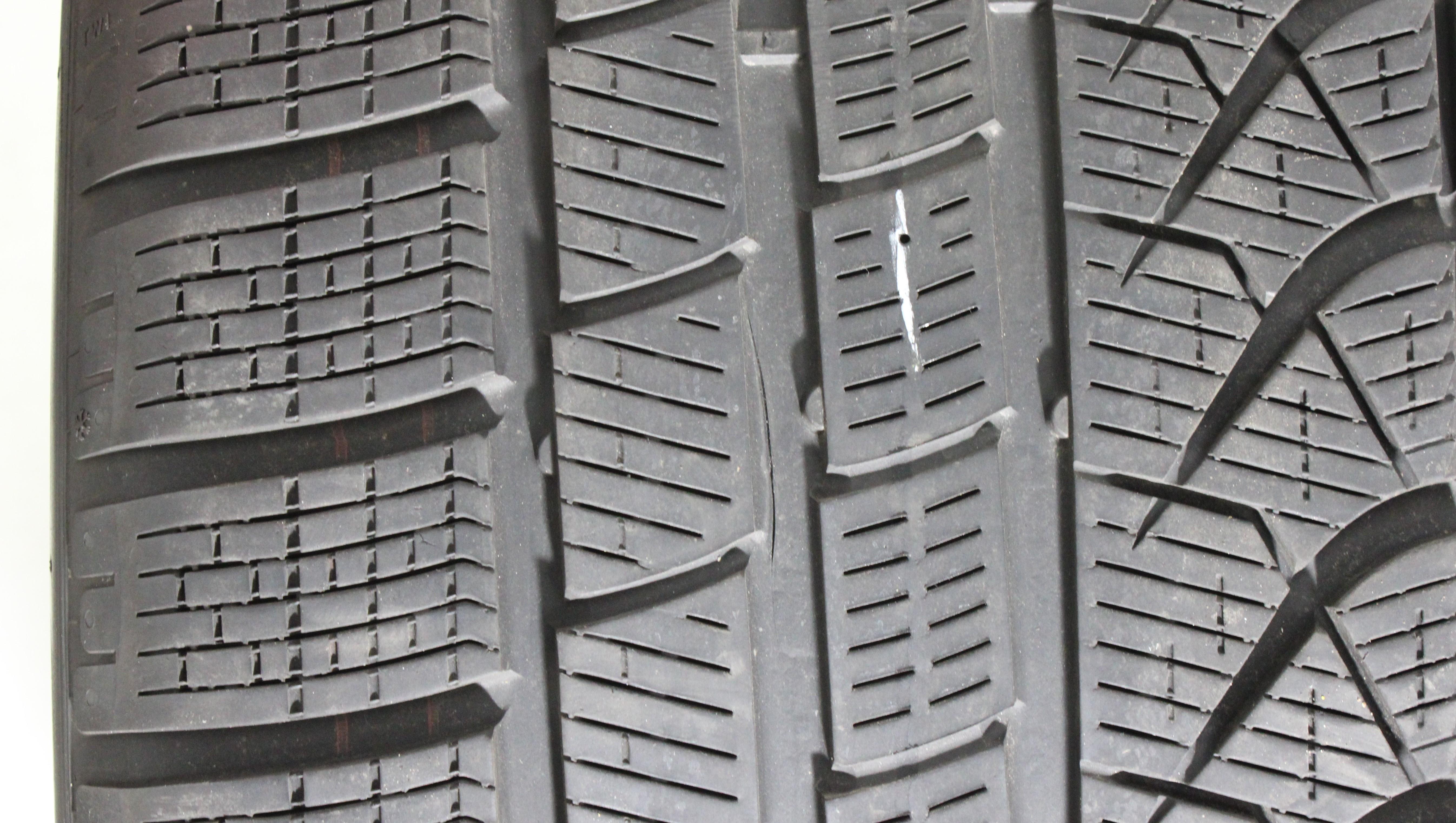 2 x 275/40R19 105H Winterreifen Pirelli Pzero Winter MO* in der Mitte 4-5mm und auf den Schultern 5,5-6mm. 2024