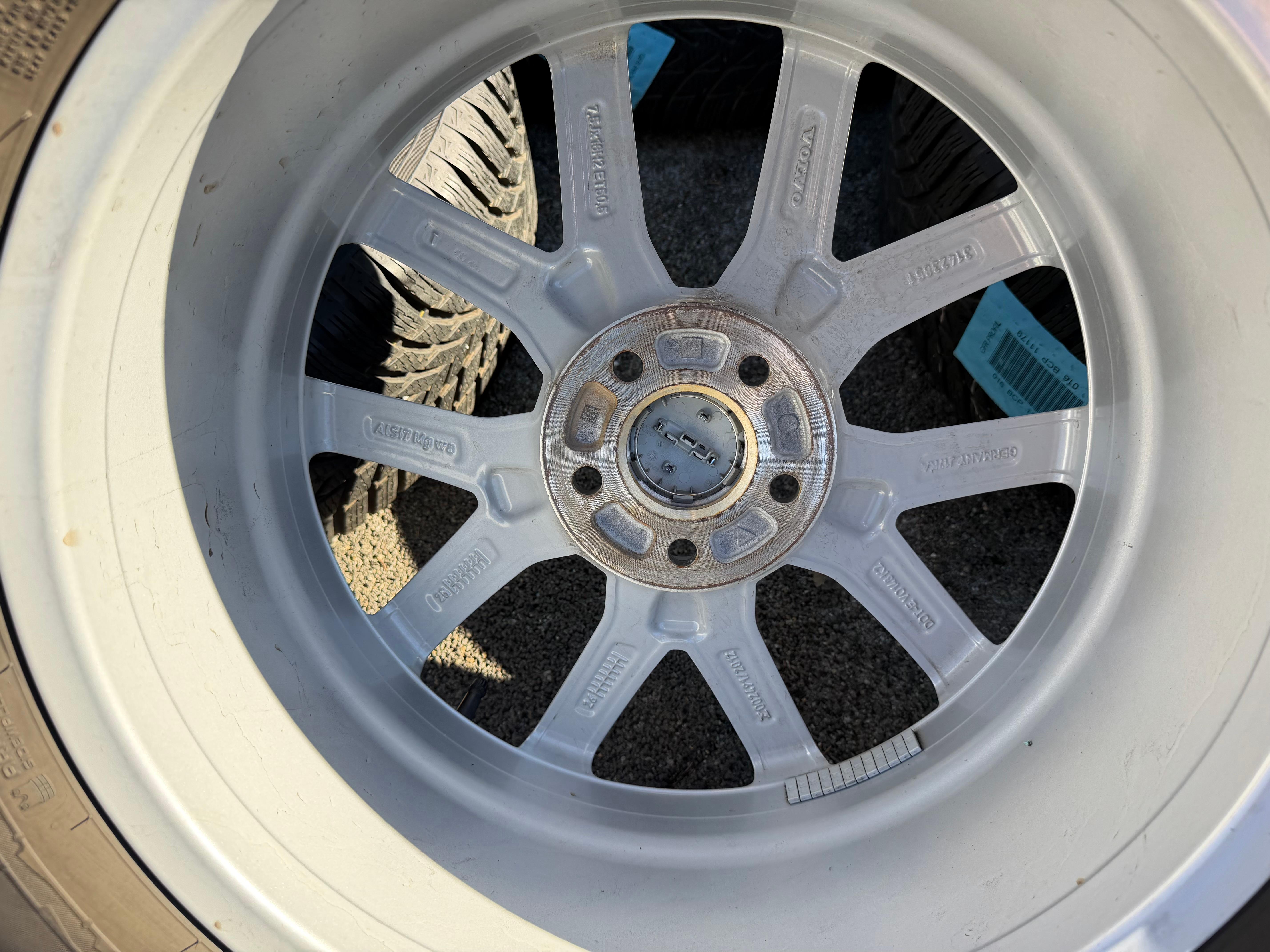 4 ruedas de invierno de aleación originales de 18" Volvo XC60 II 31423851 235/60R18 107H NOKIAN 2025