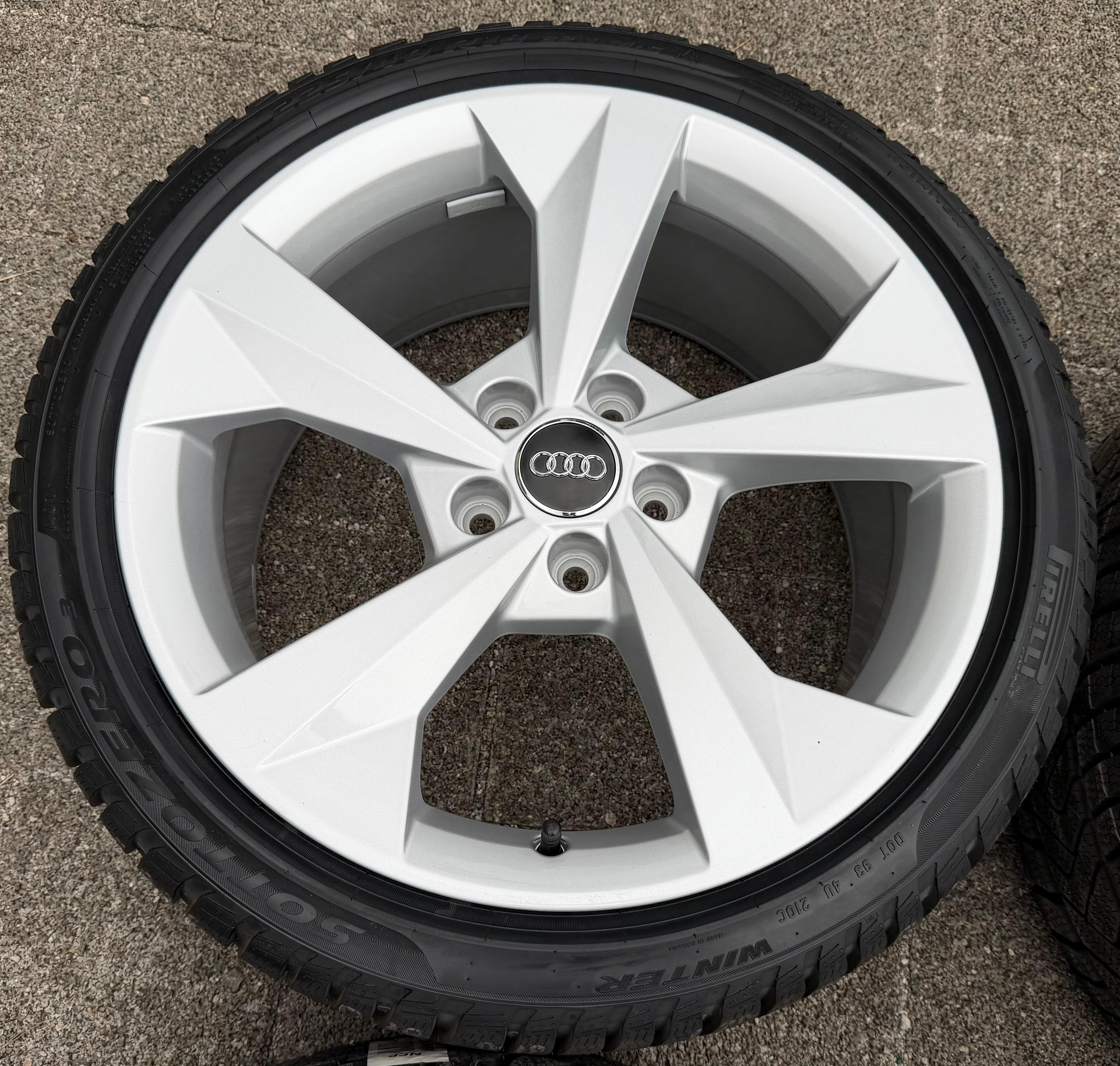 4 Original 18" Alu Winterräder Audi A3 S3 8Y 8Y0601025J 225/40R18 92V Pirelli