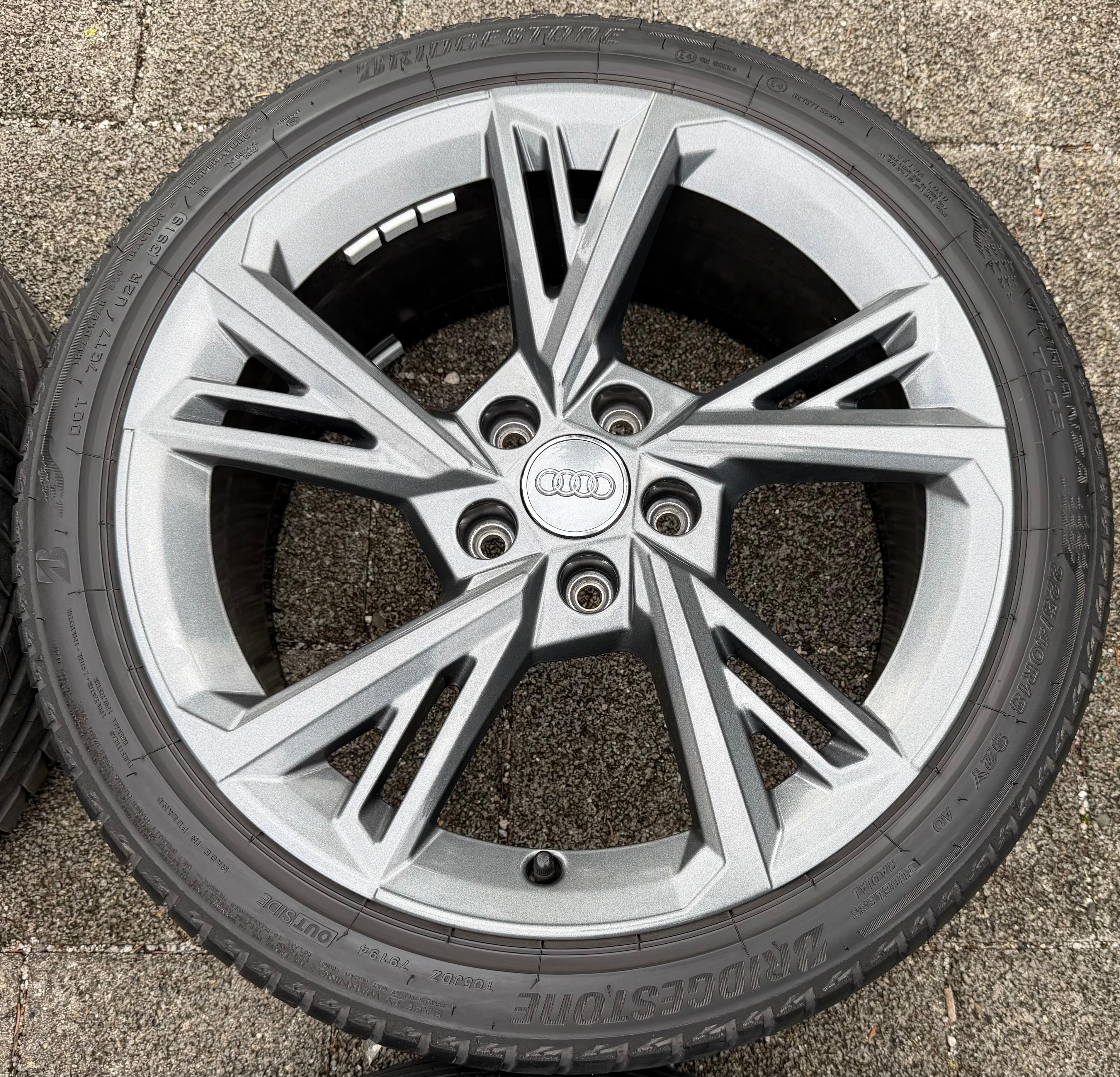 4 Original 18" Alu Sommerräder Audi A3 8Y S3 8Y0601025G 225/40R18 92Y Bridgestone