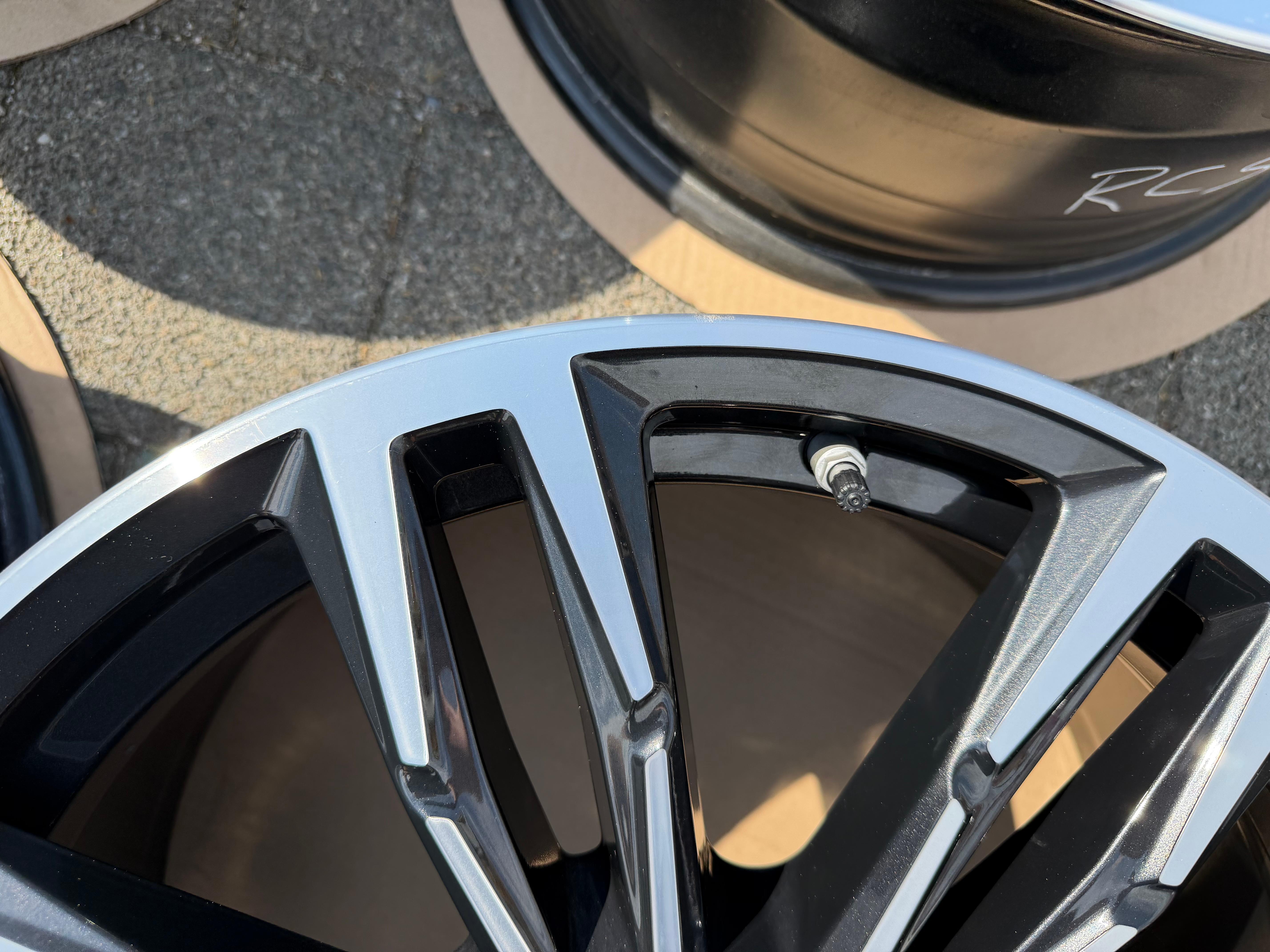 4 cerchi in lega originali da 19" per BMW Serie 5 G60 G61 i5, modello 935M, codici 5A324E0 e 5A324E1