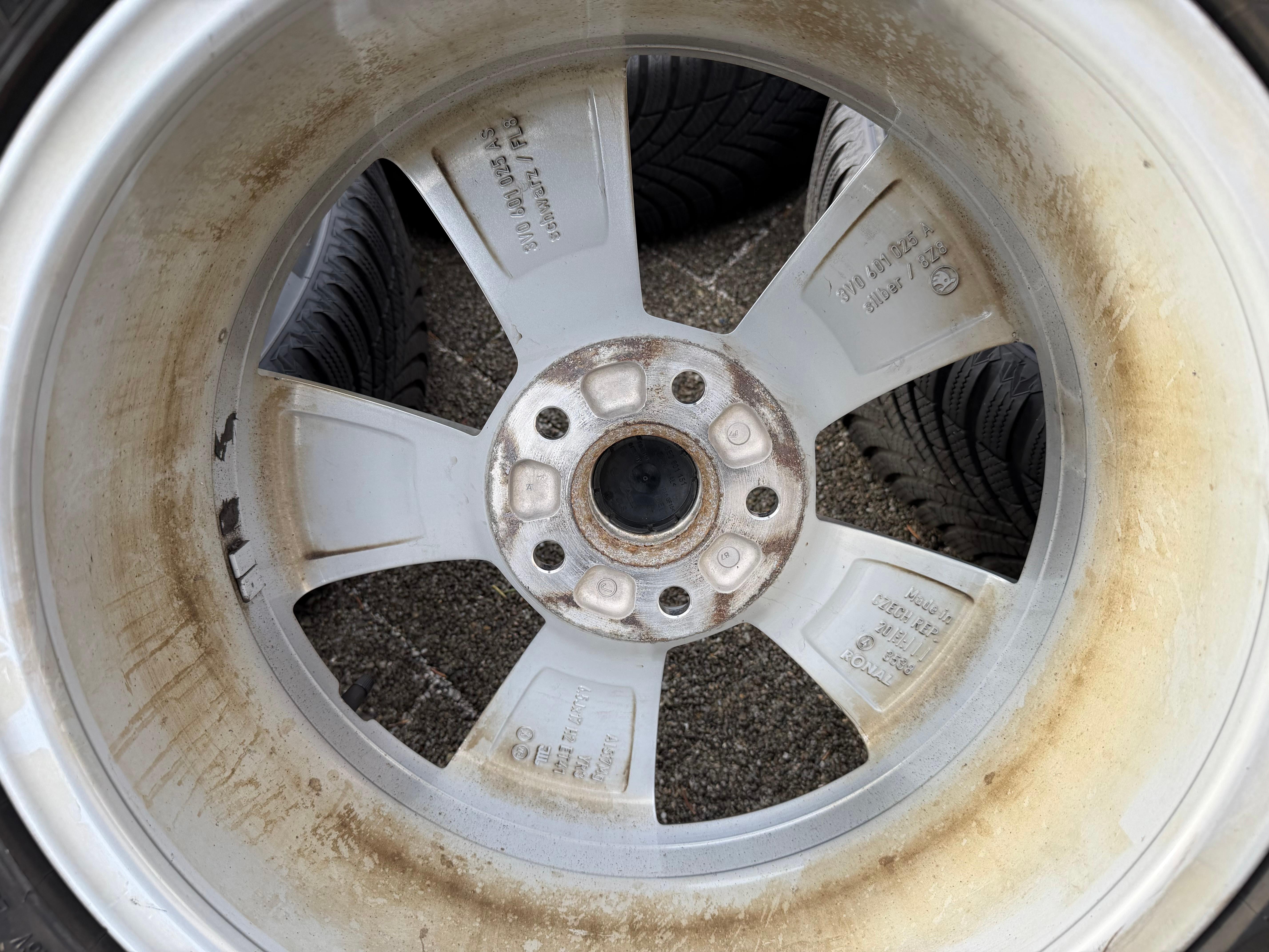 4 ruedas de invierno de aluminio originales de 16" para Skoda Superb III 3V 215/55R17 98V 3V0601025AS