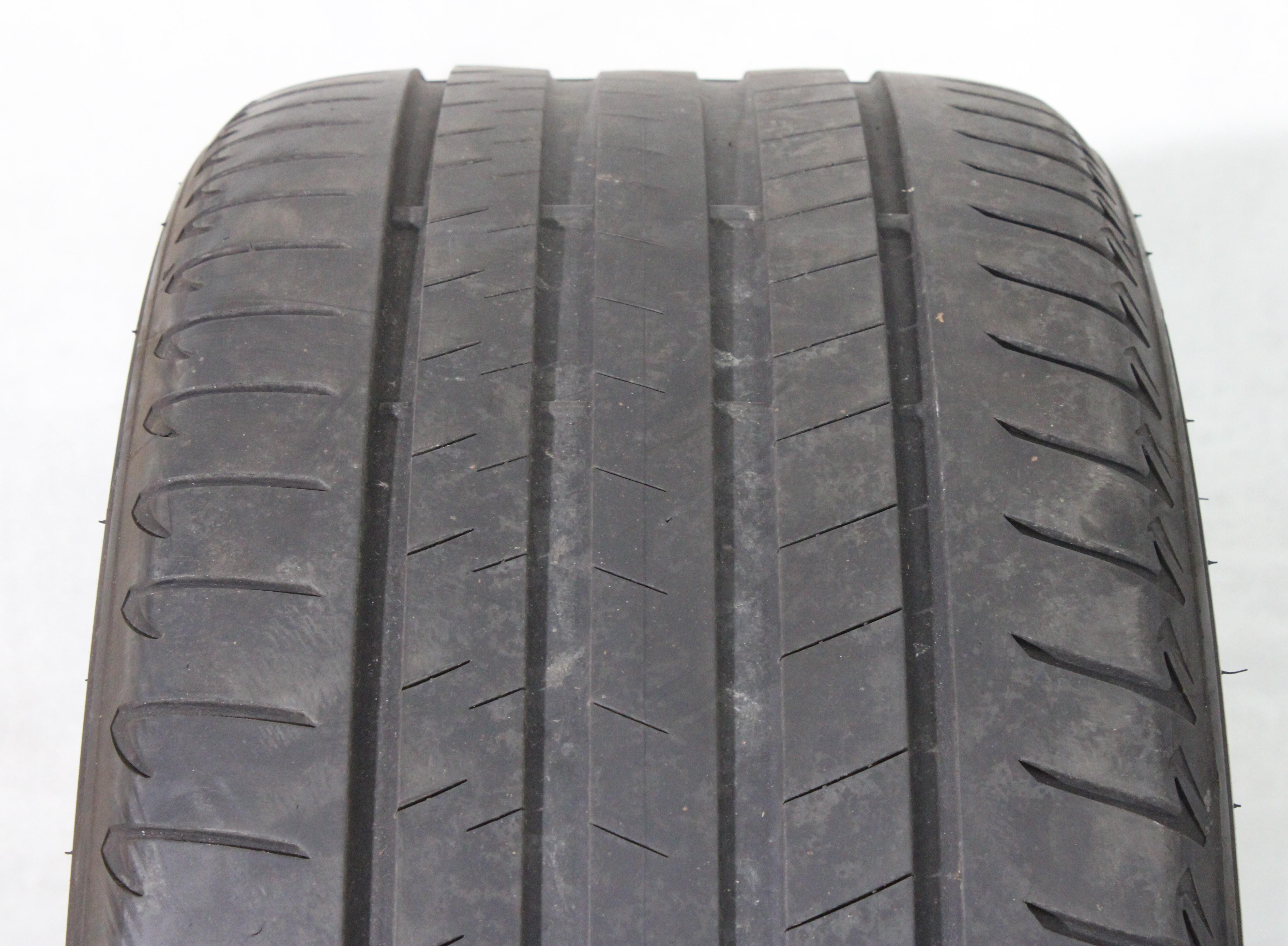 1 pneu été Bridgestone Alenza 001* 275/35R21 103Y, type « Runflat » : 3,5 mm au centre, 4,5 à 5 mm sur les épaulements. 2022
