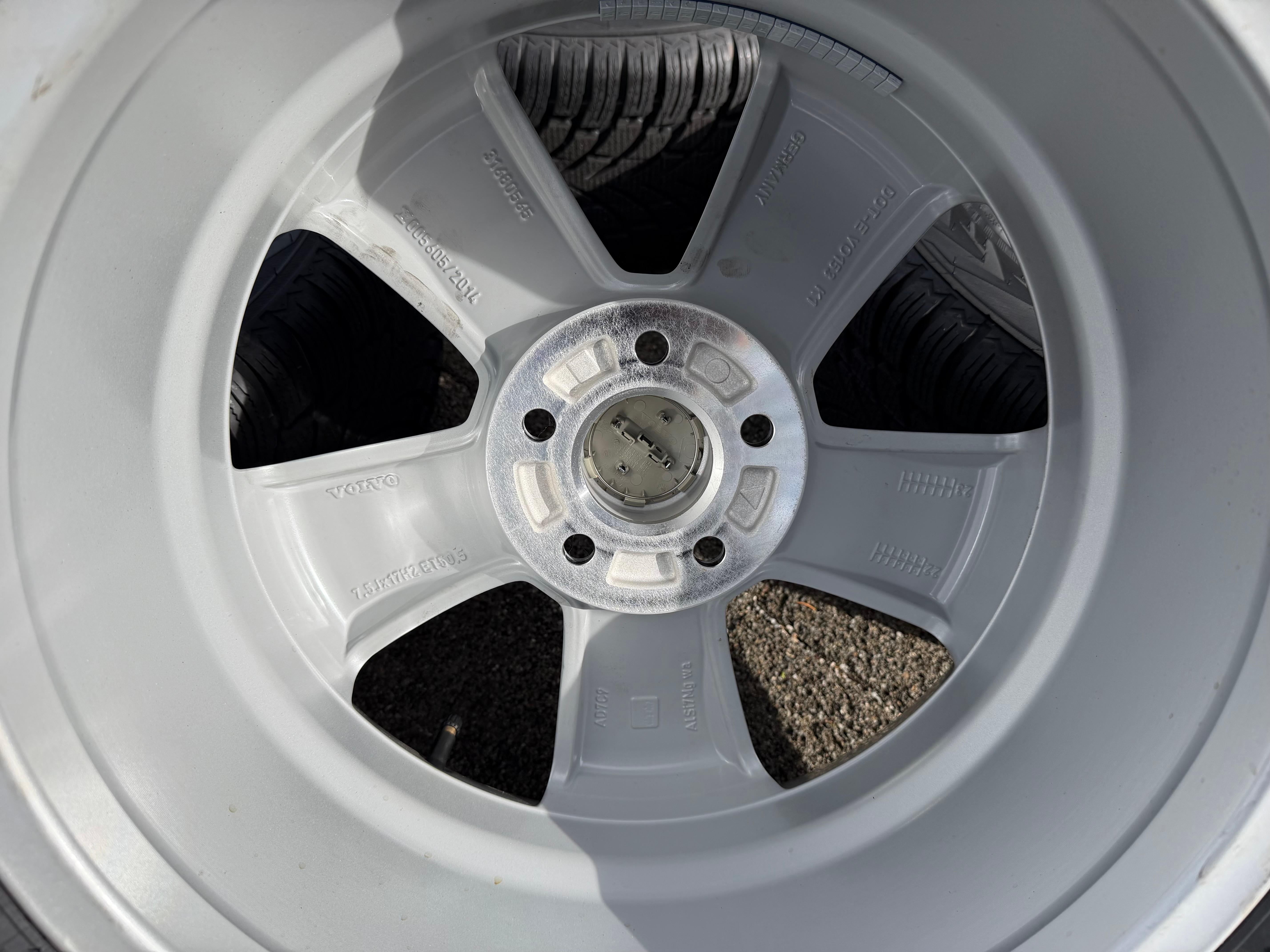 4 ruedas de invierno de aleación originales de 17" para Volvo XC40 235/60R17 106H 31680565 2022 NUEVAS