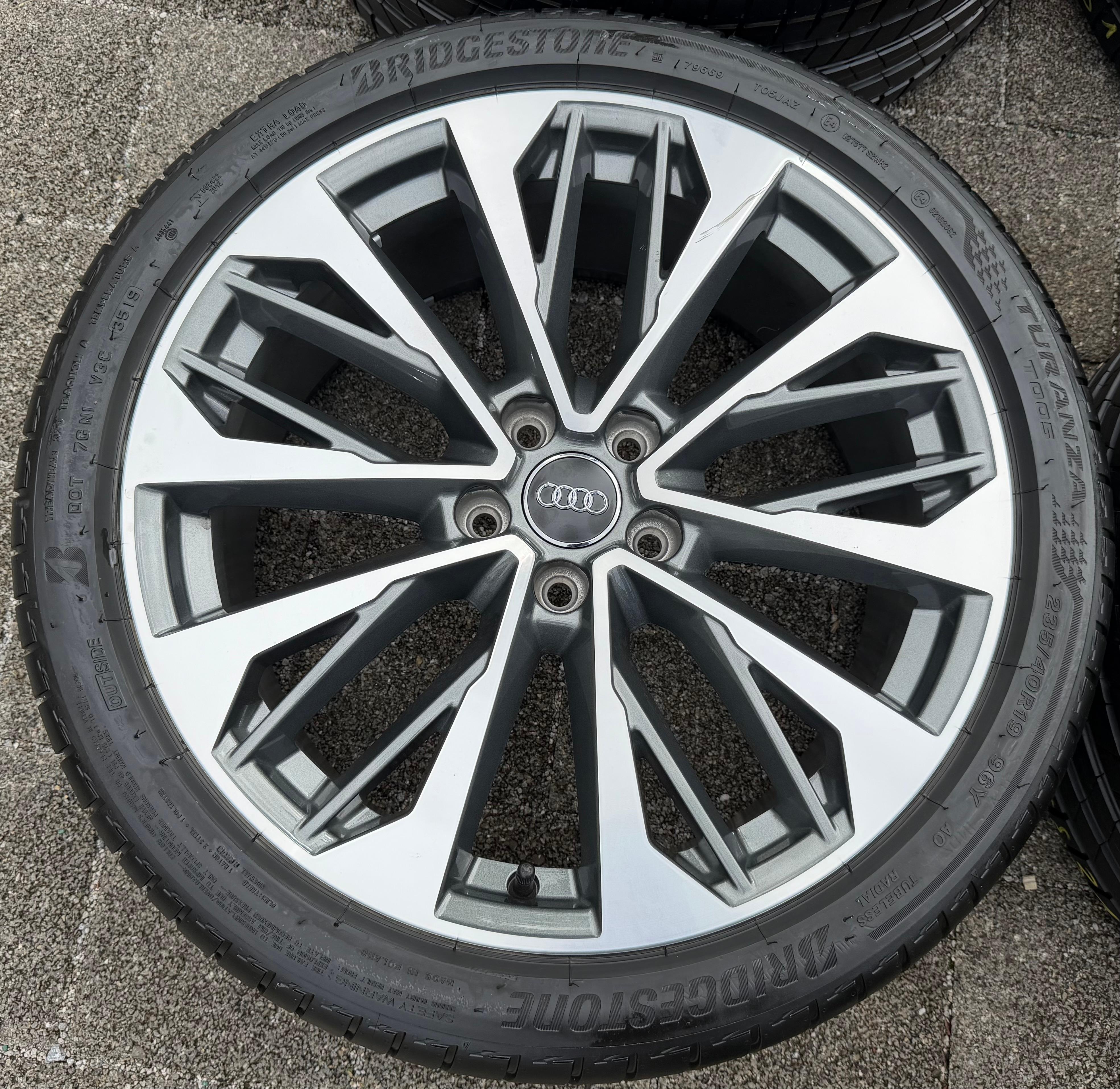 4 Original 19" Alu Sommerräder Audi Q2 SQ2 81A601025S 235/40R19 96Y Bridgestone