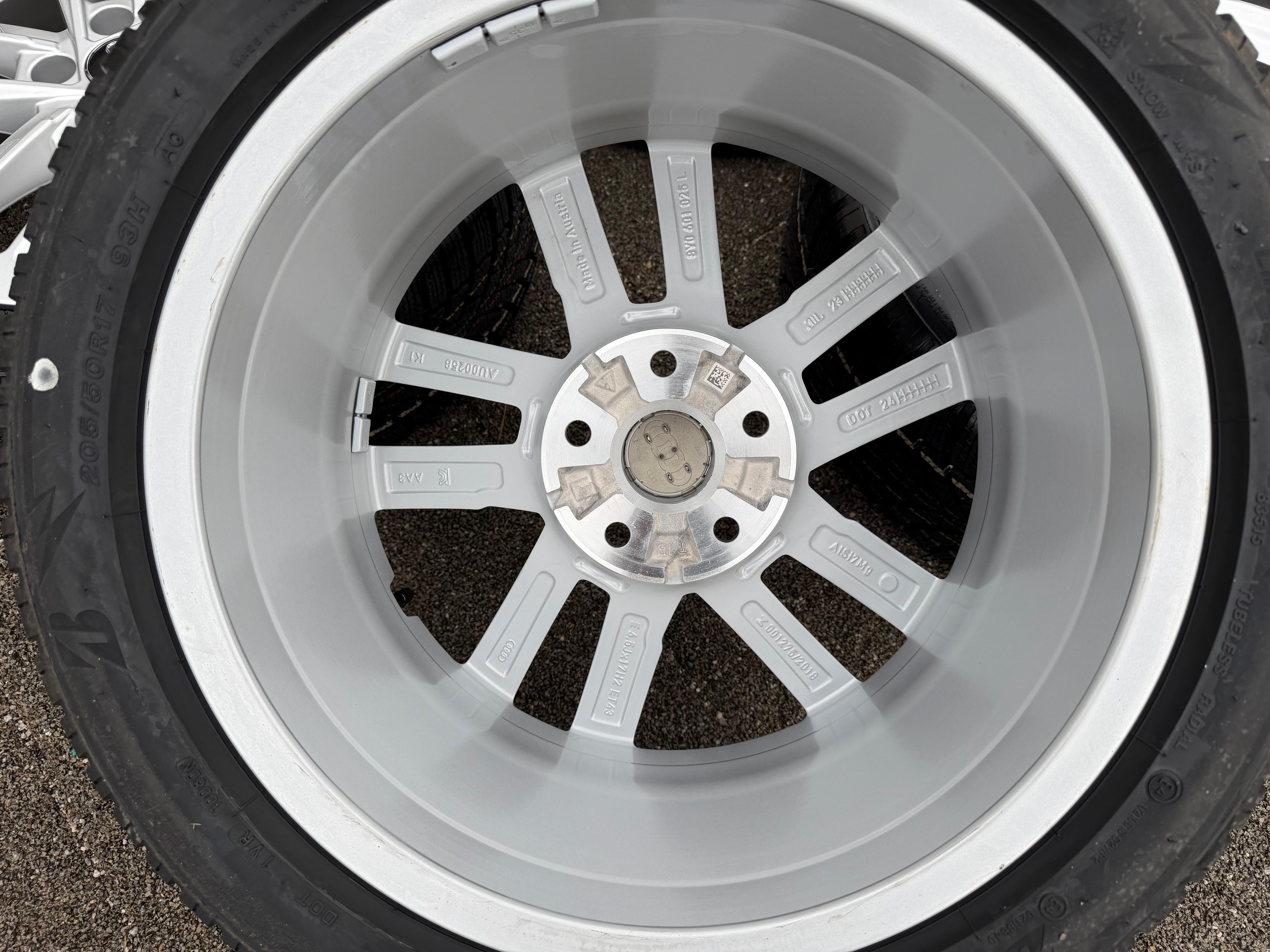 4 roues hiver complètes en alliage d’origine 17" Audi A3 S3 8Y 8Y0601025L 205/50R17 93H Bridgestone 2024 NEUVES
