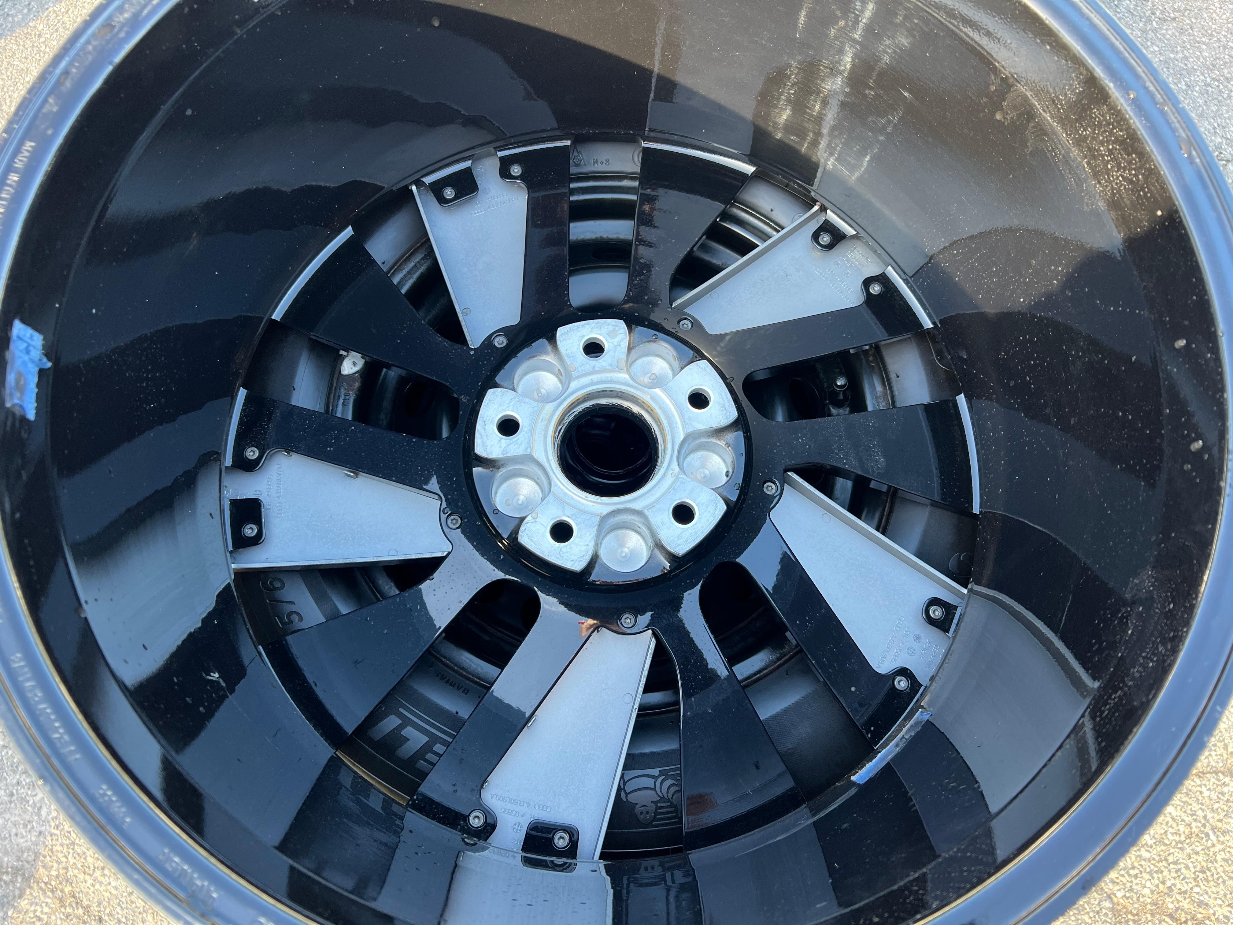 1 X CERCHIO ORIGINALE 21" IN ALLUMINIO AUDI E-TRON 4J3601025AA 9,5x21 ET60 FREIHAUS