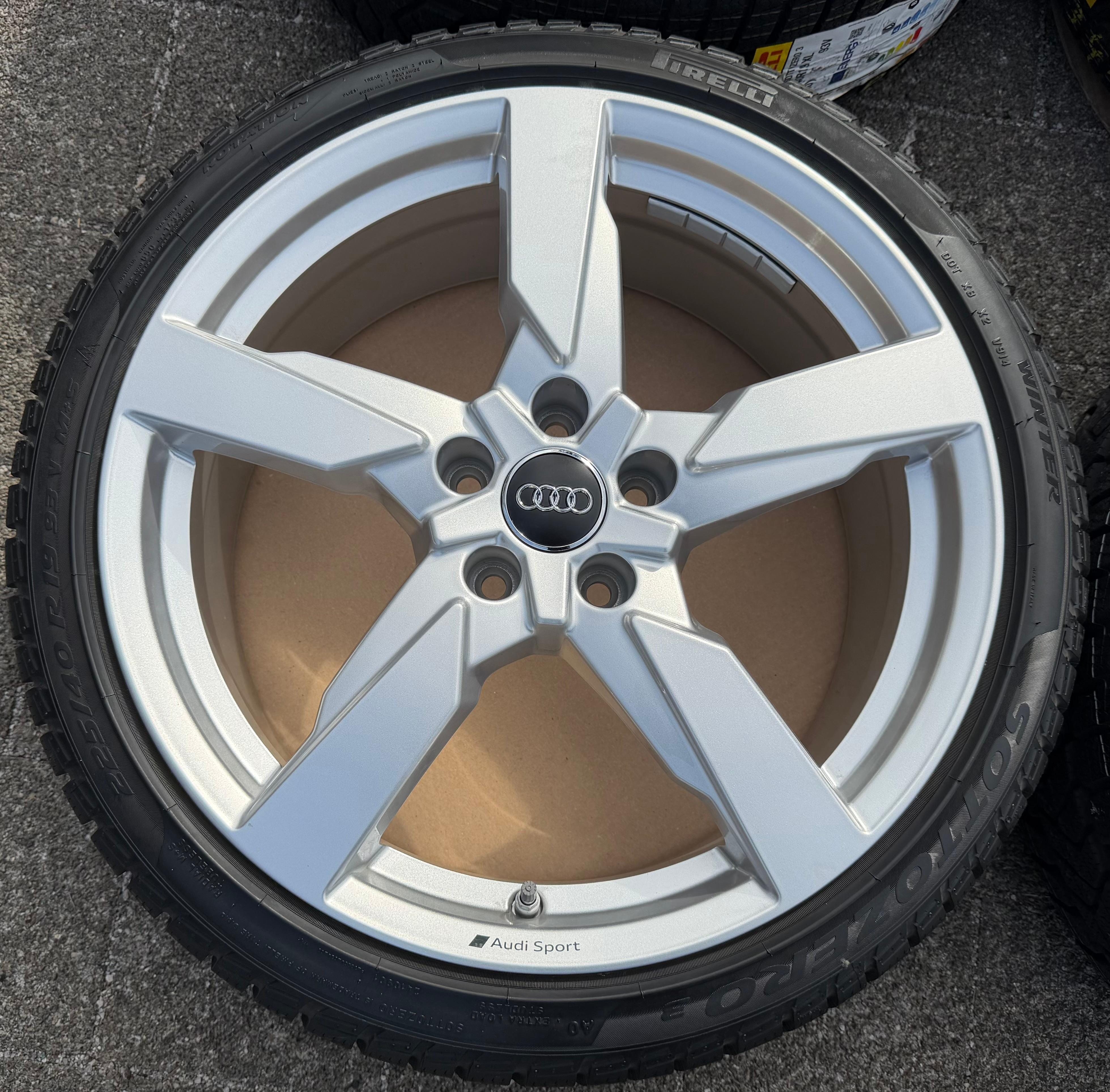 4 Original 19" Alu Winterräder Audi TT TTS 8S 8S0601025CF 225/40R19 93V 2023 NEU
