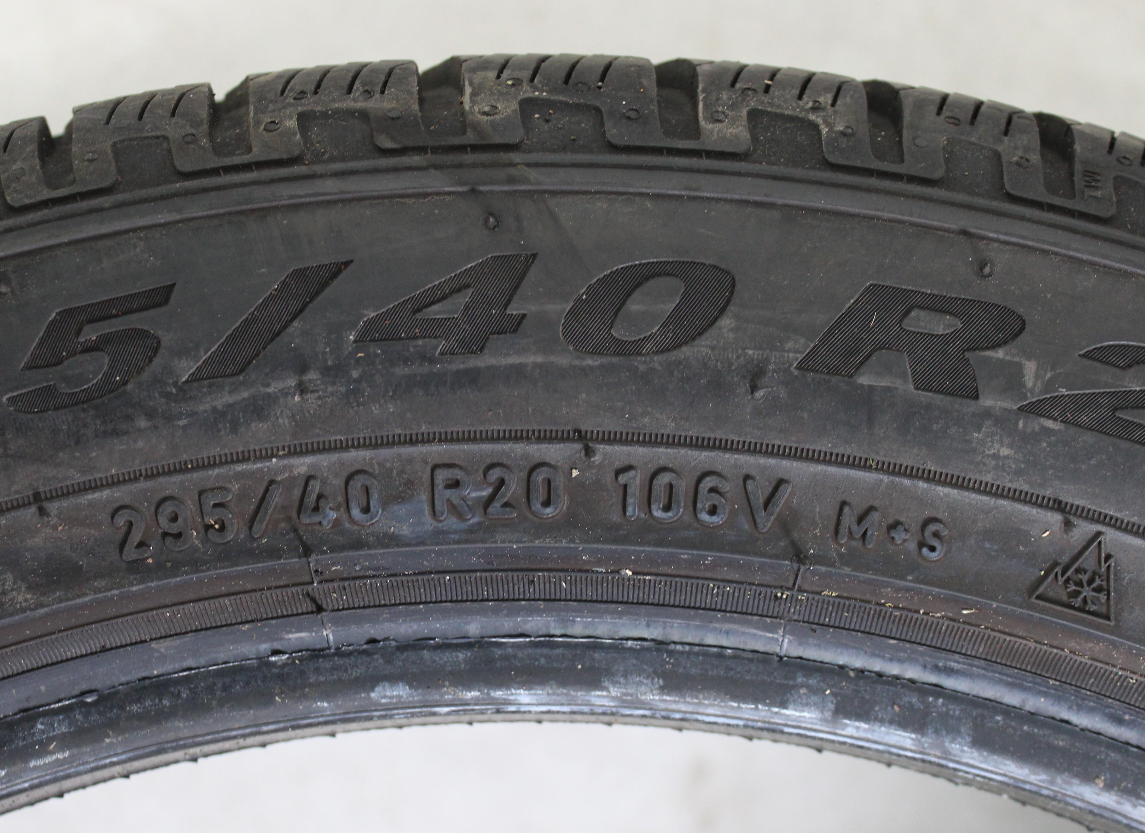 1 x 295/40R20 106V Winterreifen Pirelli Scorpion Winter in der Mitte 4,5-5mm und auf den Schultern 5-5,5mm. 2021 N0