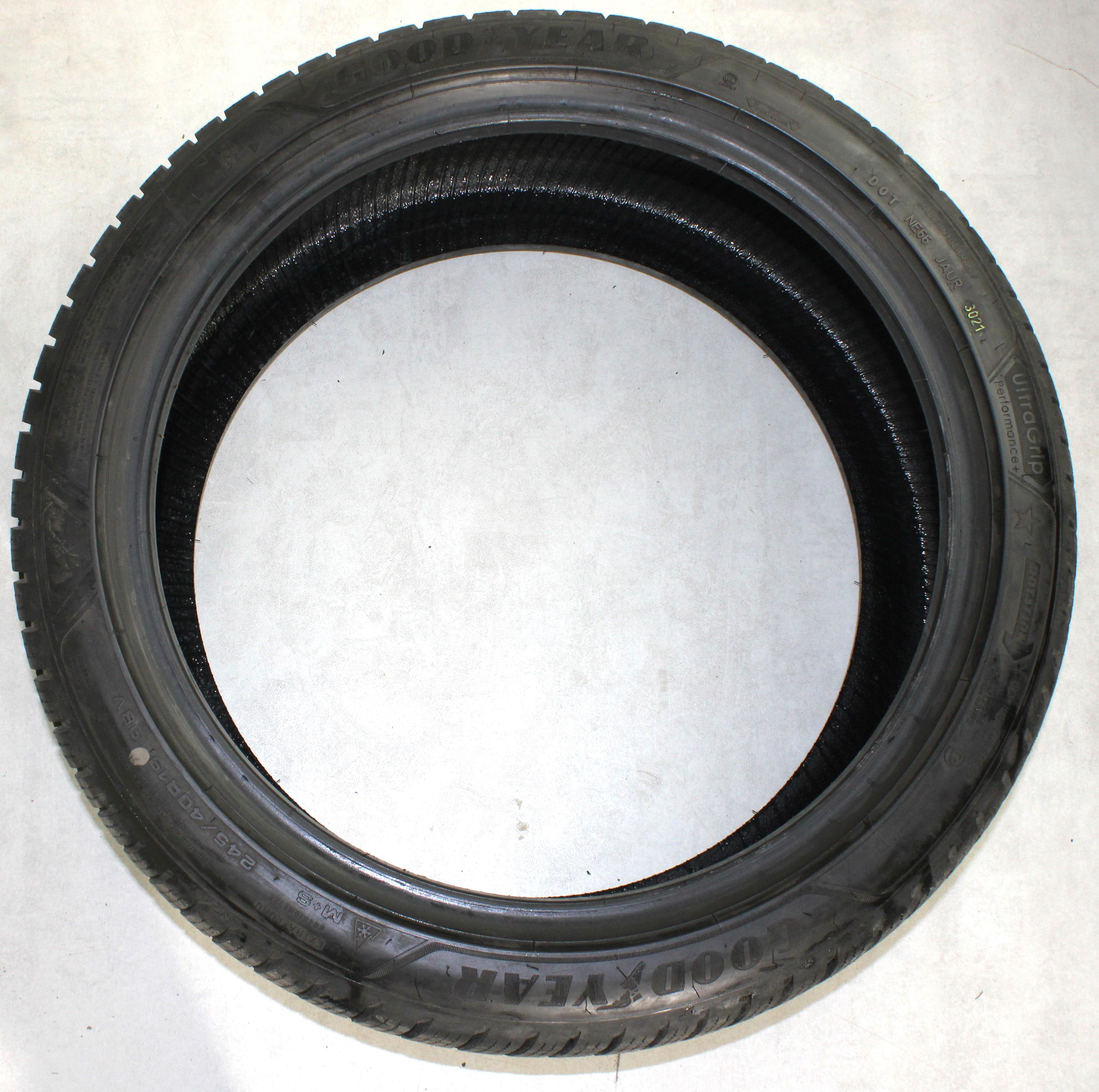 1 x 245/40R19 98V Winterreifen Goodyear Ultra Grip Performance + * 7mm 2021 XL