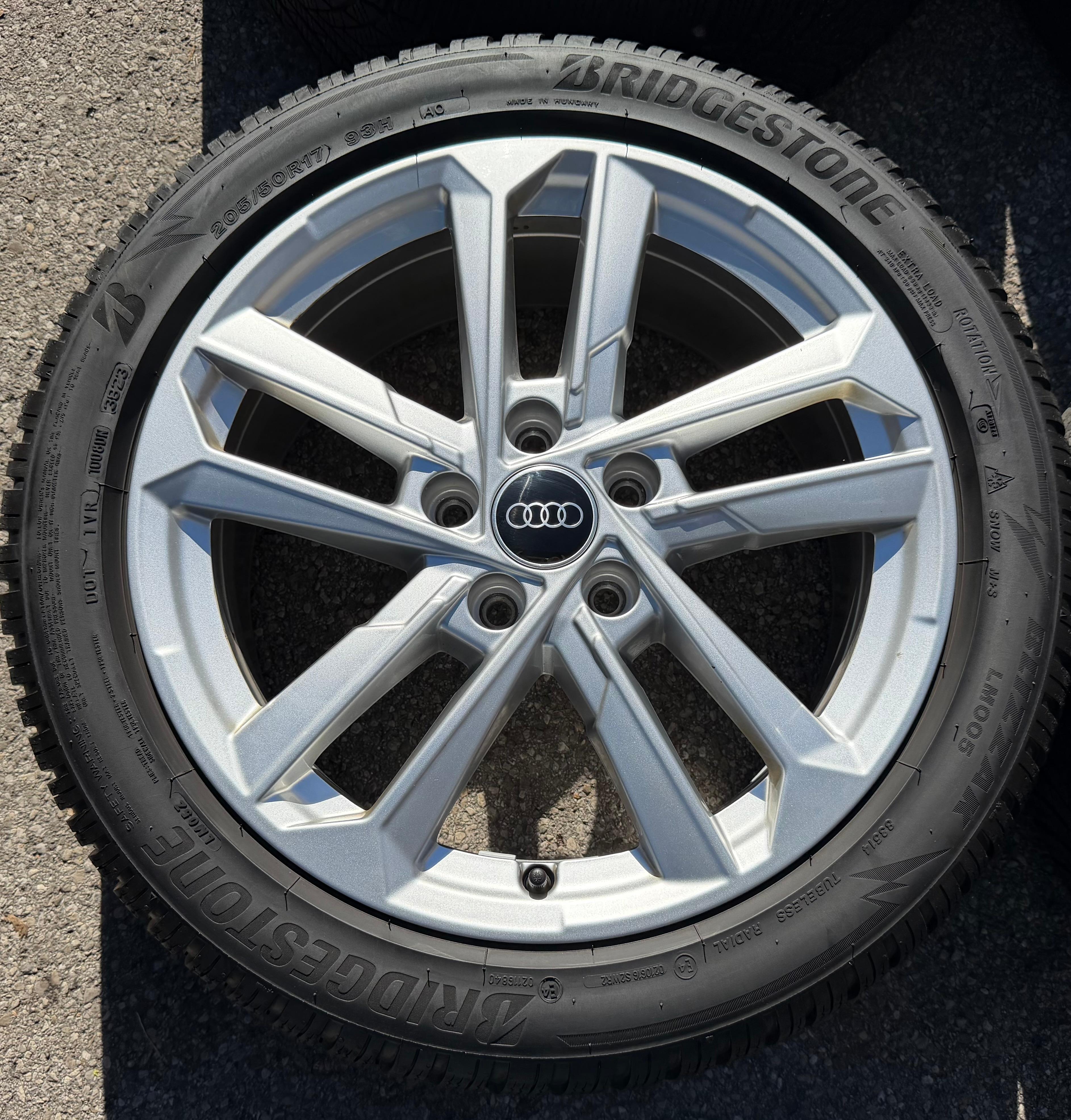 4 ruedas de invierno de aleación originales de 17" para Audi A3 S3 8Y 8Y0601025L 205/50R17 93H Bridgestone