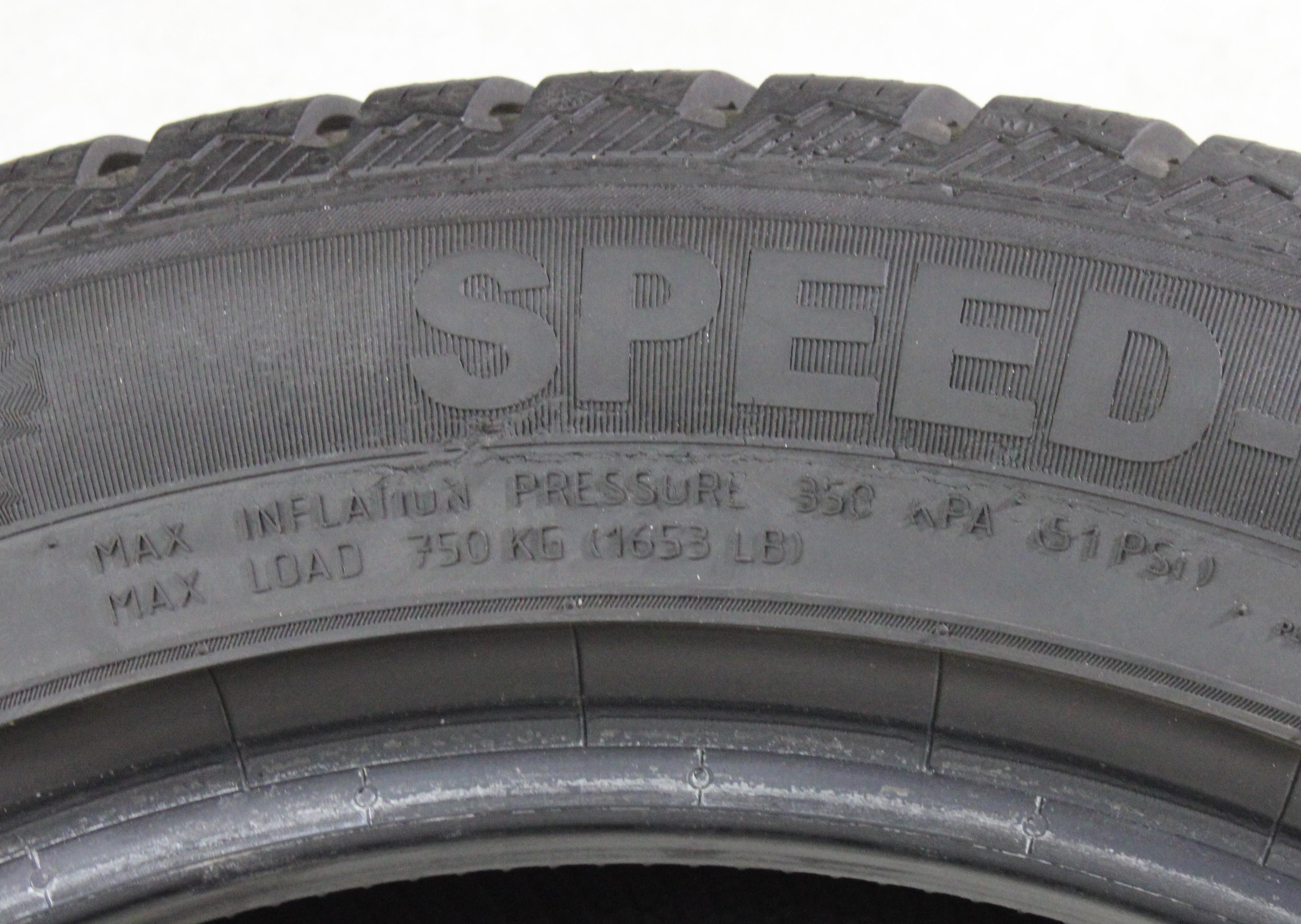 2 x 215/55R17 98V pneus hiver Semperit Speed-Grip 3 avec 6 à 6,5 mm au centre et 5,5 à 6 mm sur les épaules. 2020 XL