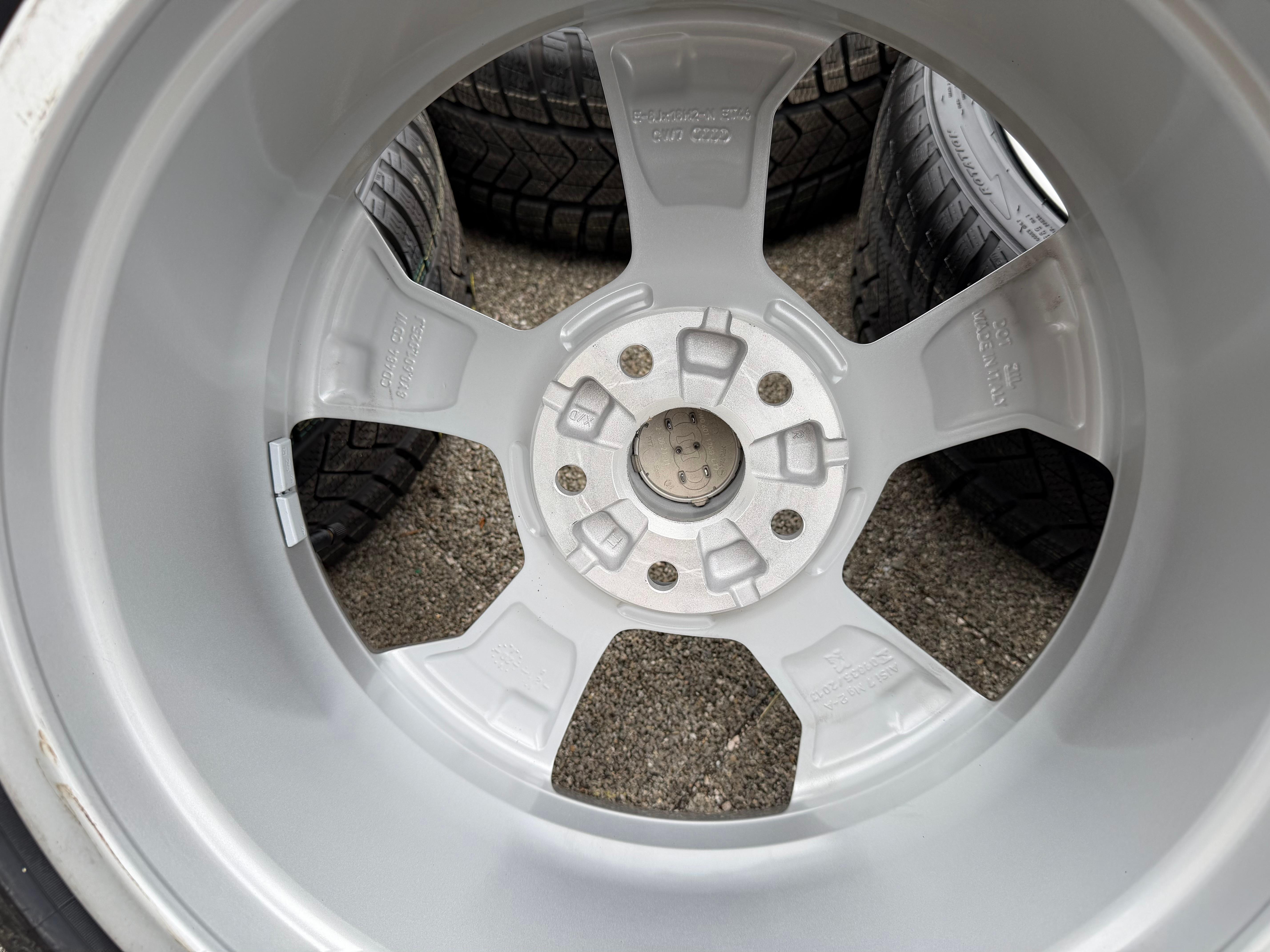 4 Original 18" Alu Winterräder Audi A3 S3 8Y 8Y0601025J 225/40R18 92V Pirelli