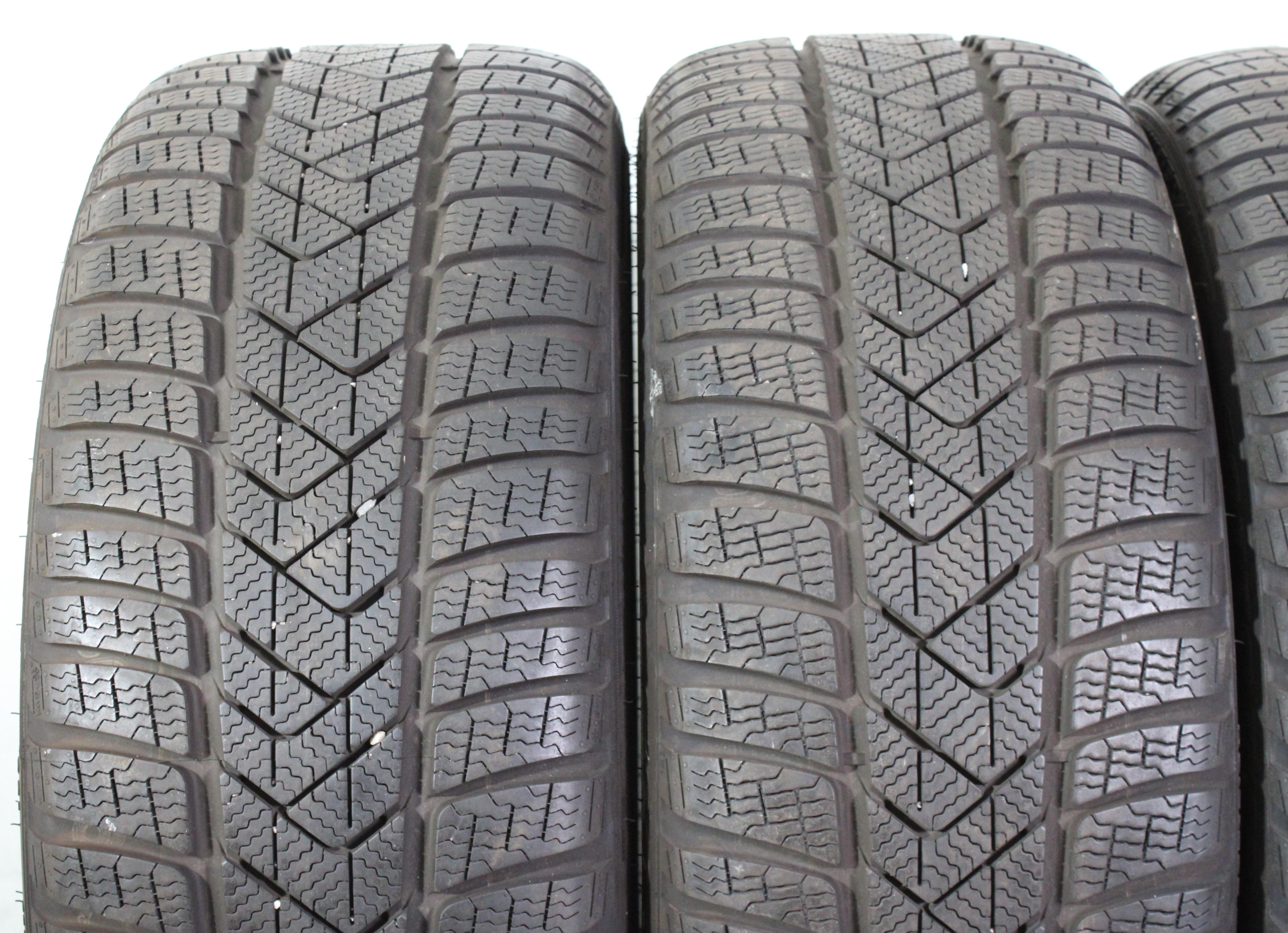 4 x 225/40R18 92V pneumatici invernali Pirelli Sottozero 3 A01 6,5-7mm 2022