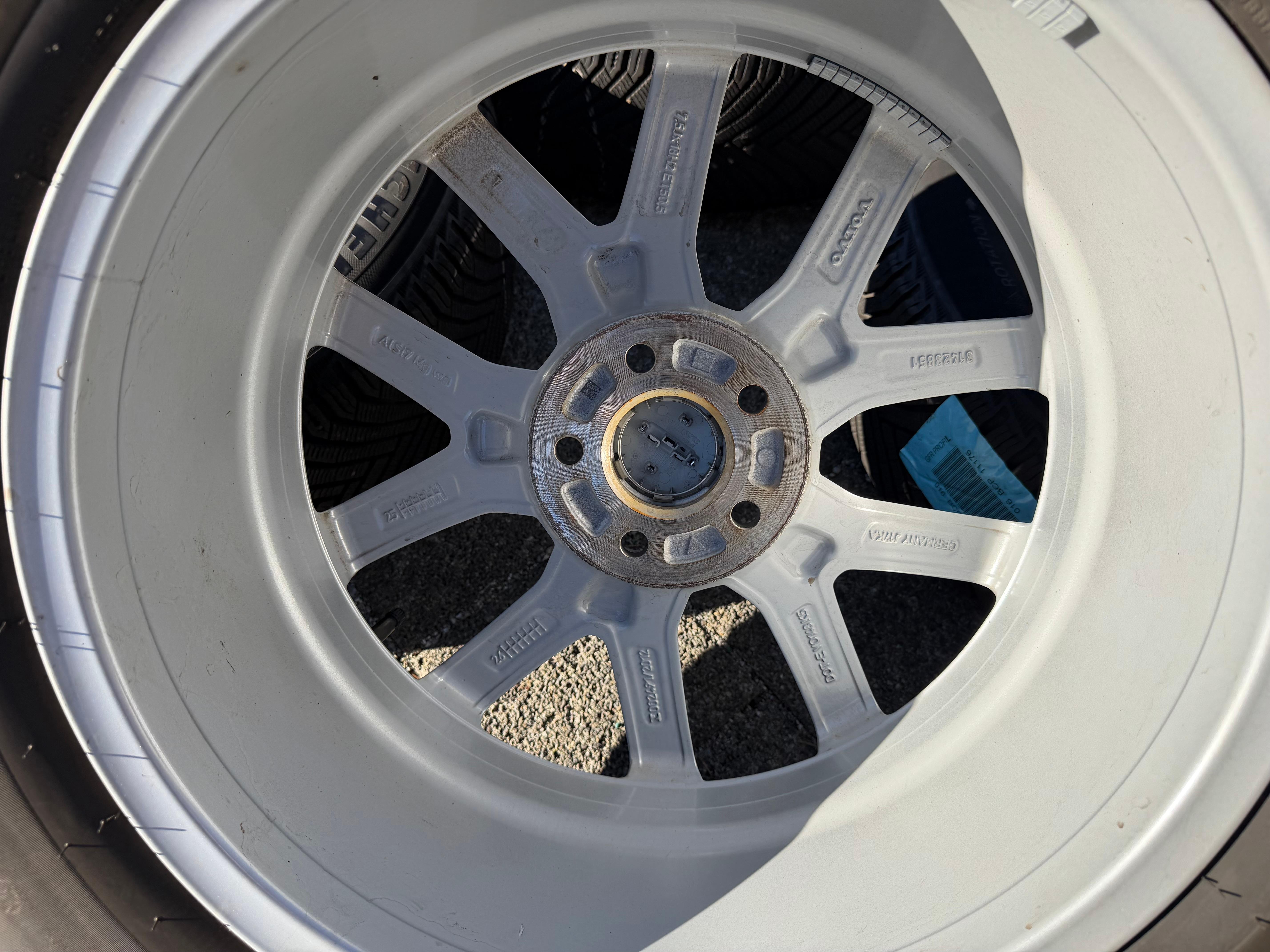 4 ruedas de invierno de aleación originales de 18" Volvo XC60 II 31423851 235/60R18 107H Michelin 2025