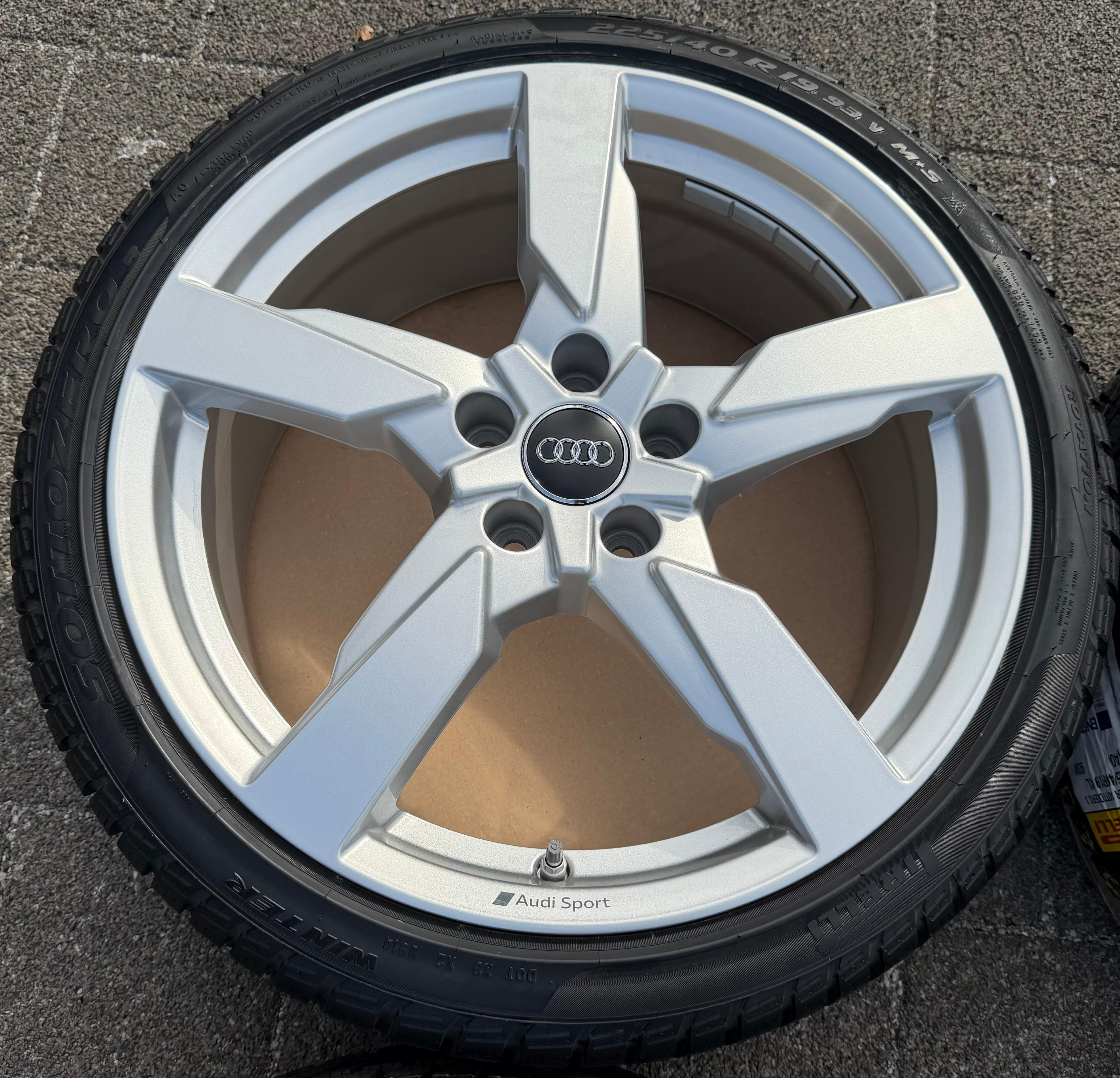 4 Original 19" Alu Winterräder Audi TT TTS 8S 8S0601025CF 225/40R19 93V 2023 NEU