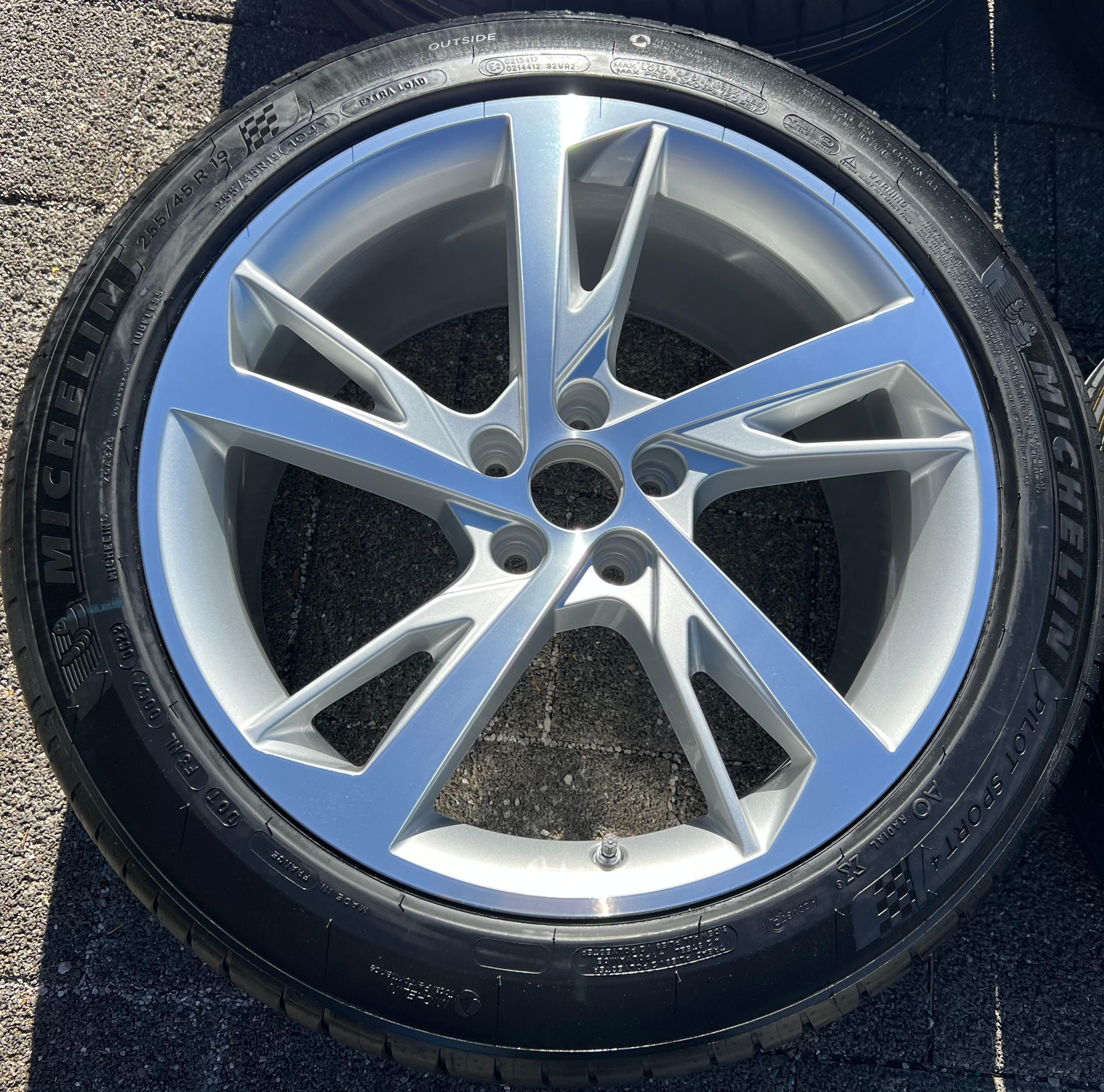 4 RUEDAS DE VERANO ORIGINALES DE ALUMINIO DE 19" AUDI A8 4N 255/45R19 104Y 4N0601025AJ 2022 NUEVAS