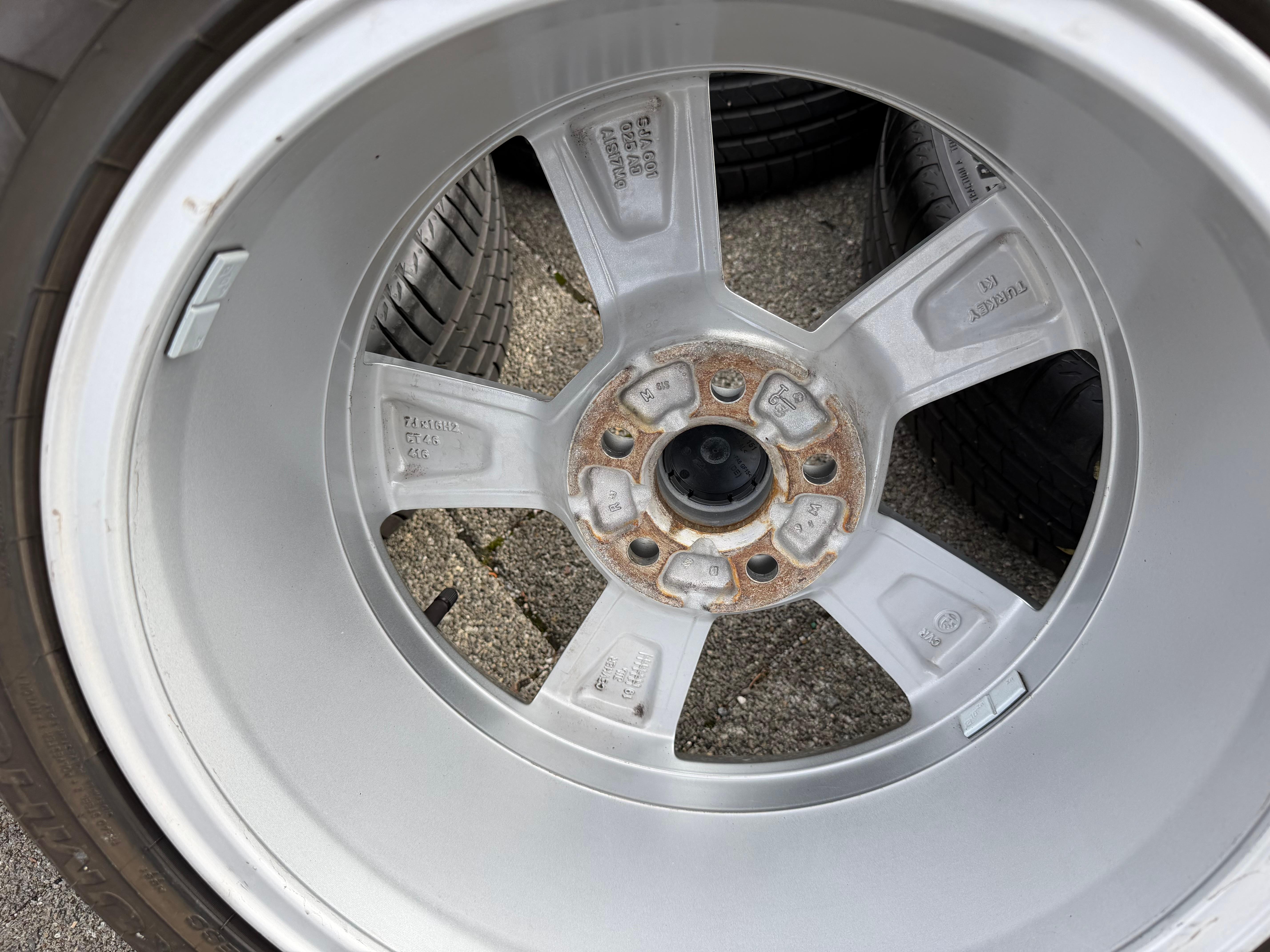 4 ruote estive in lega originali da 16" per Skoda Fabia 3 215/45R16 86H 5JA601025AD