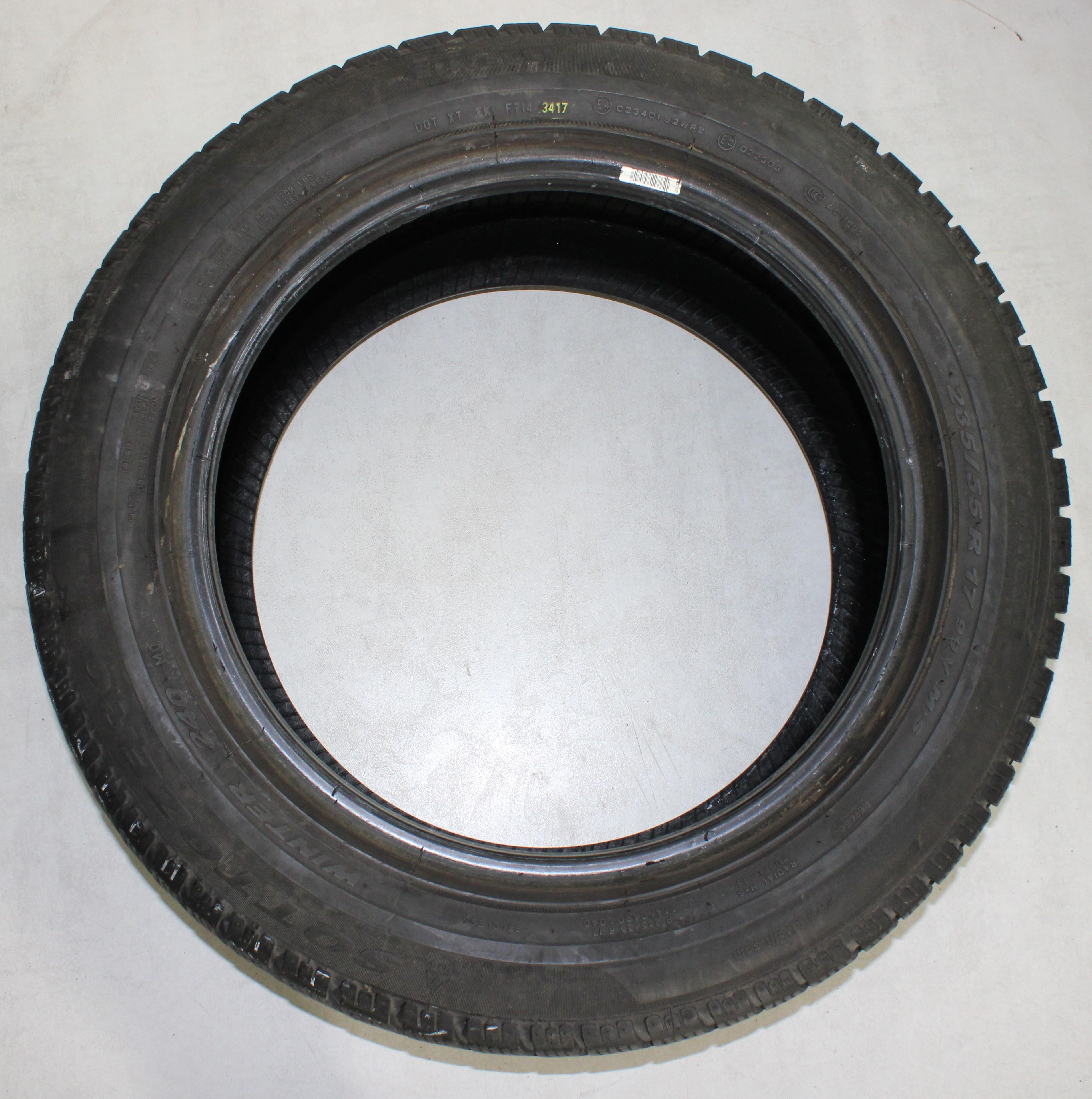 4 x 235/55R17 99V Winterreifen Pirelli Sottozero Winter 240 MO in der Mitte 4-4,5mm und auf den Schultern 5-5,5mm. 2017