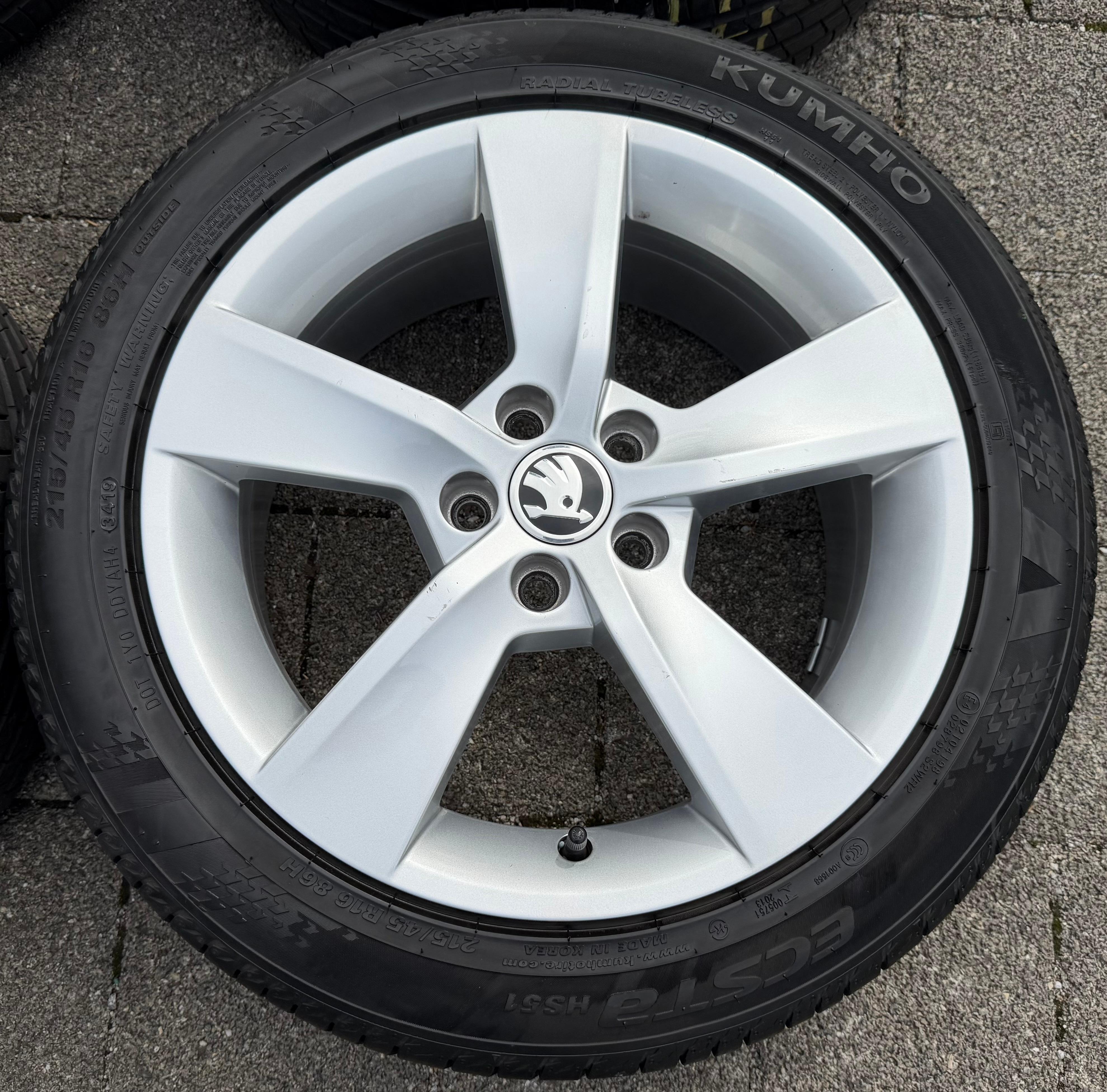 4 ruote estive in lega originali da 16" per Skoda Fabia 3 215/45R16 86H 5JA601025AD