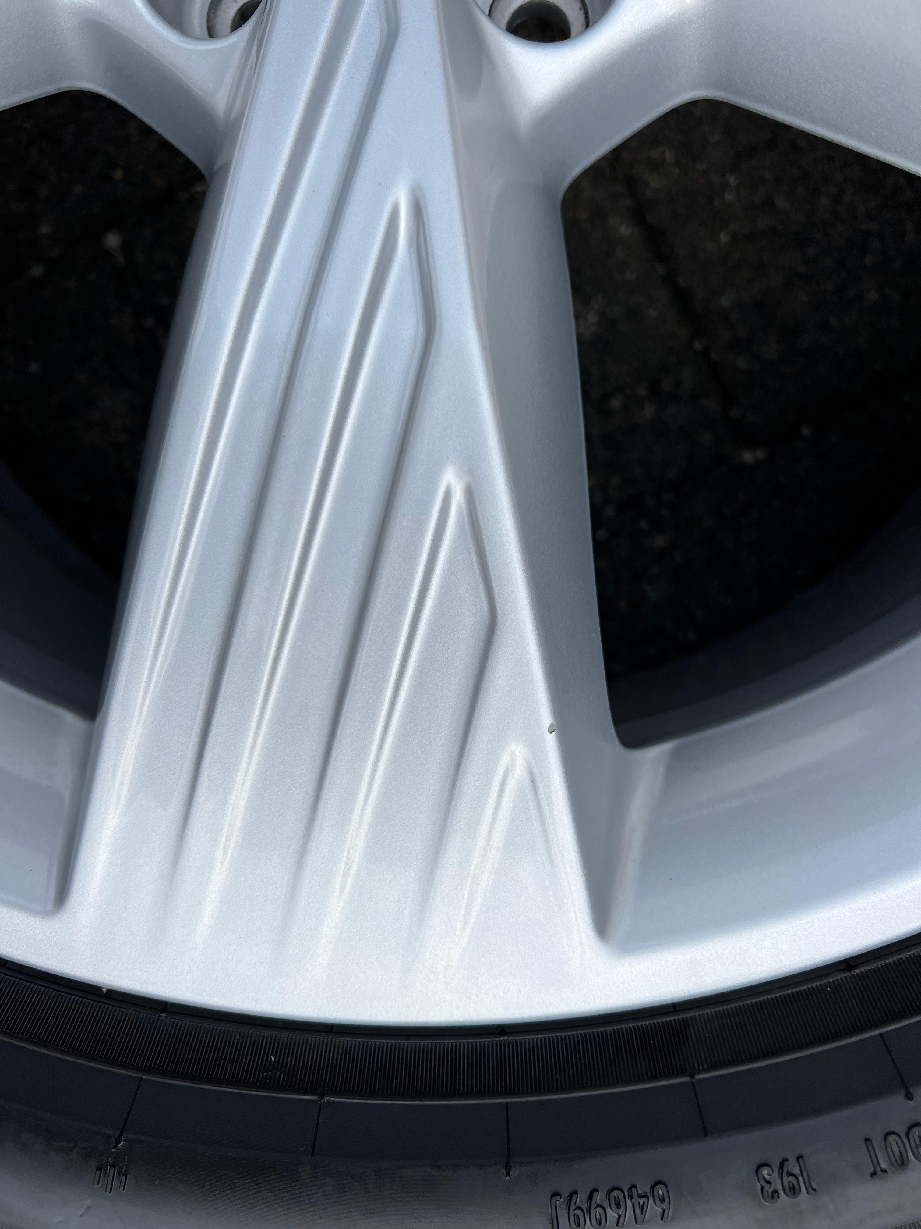 4 CERCHI INVERNALI ORIGINALI IN ALLUMINIO DA 19" AUDI Q4 E-TRON F4B 89A601025B 235/55R19 101T 255/50R19 103T