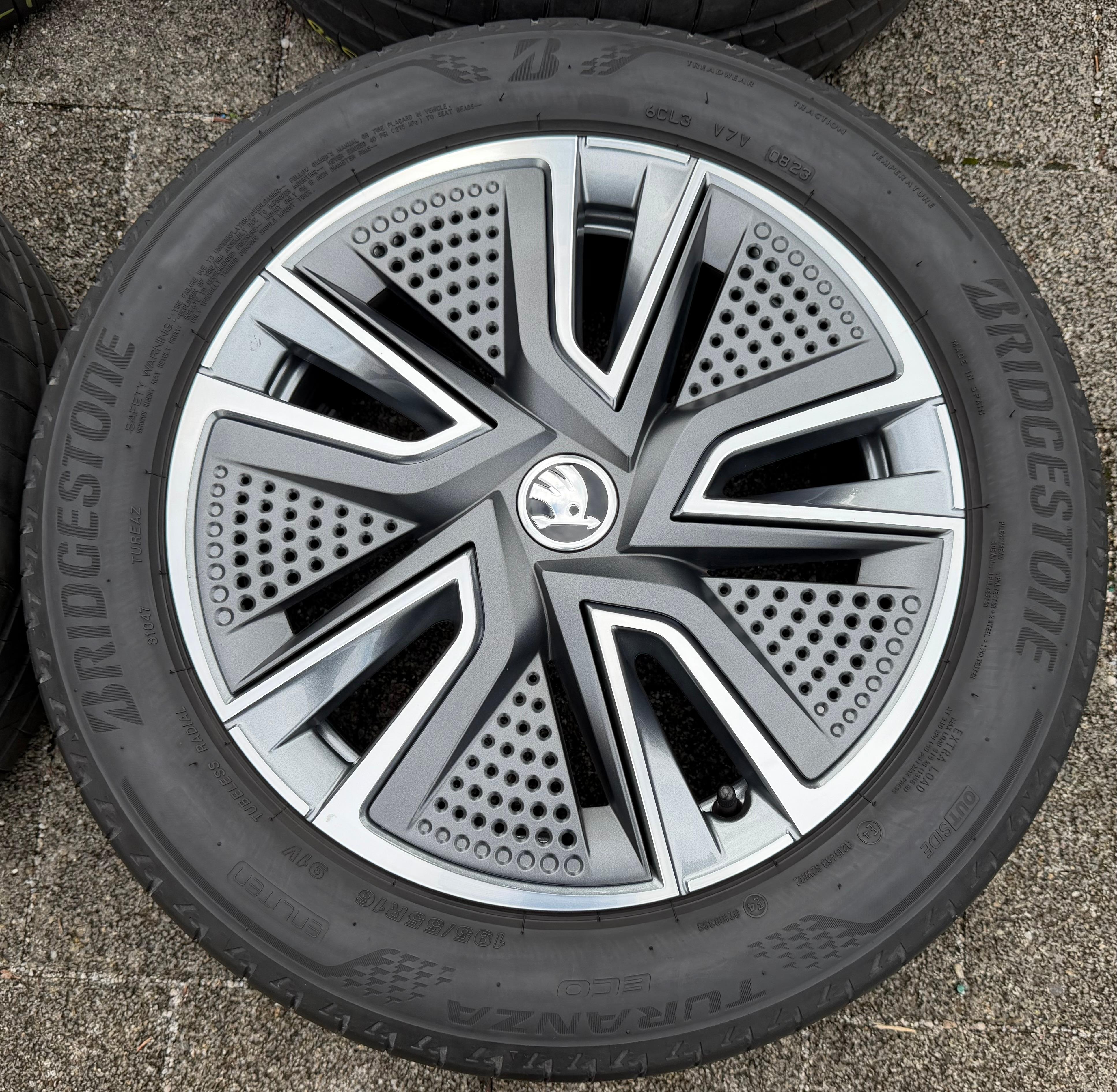 4 ruote estive in lega originali da 16" Skoda Fabia 4 IV PJ 6VA601025 195/55R16 91V 2023