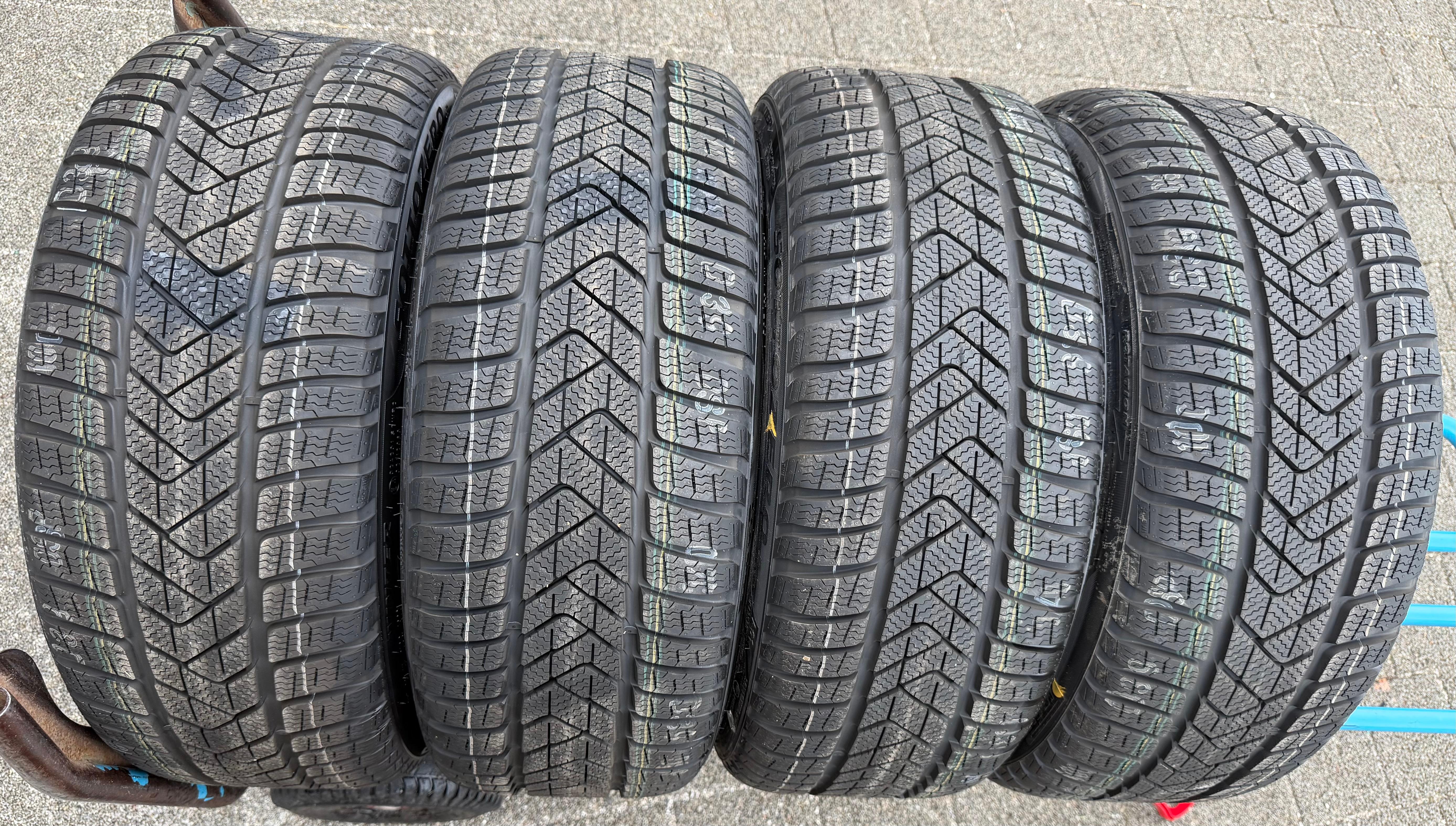 4 Original 18" Alu Winterräder Audi A3 S3 8Y 8Y0601025J 225/40R18 92V Pirelli