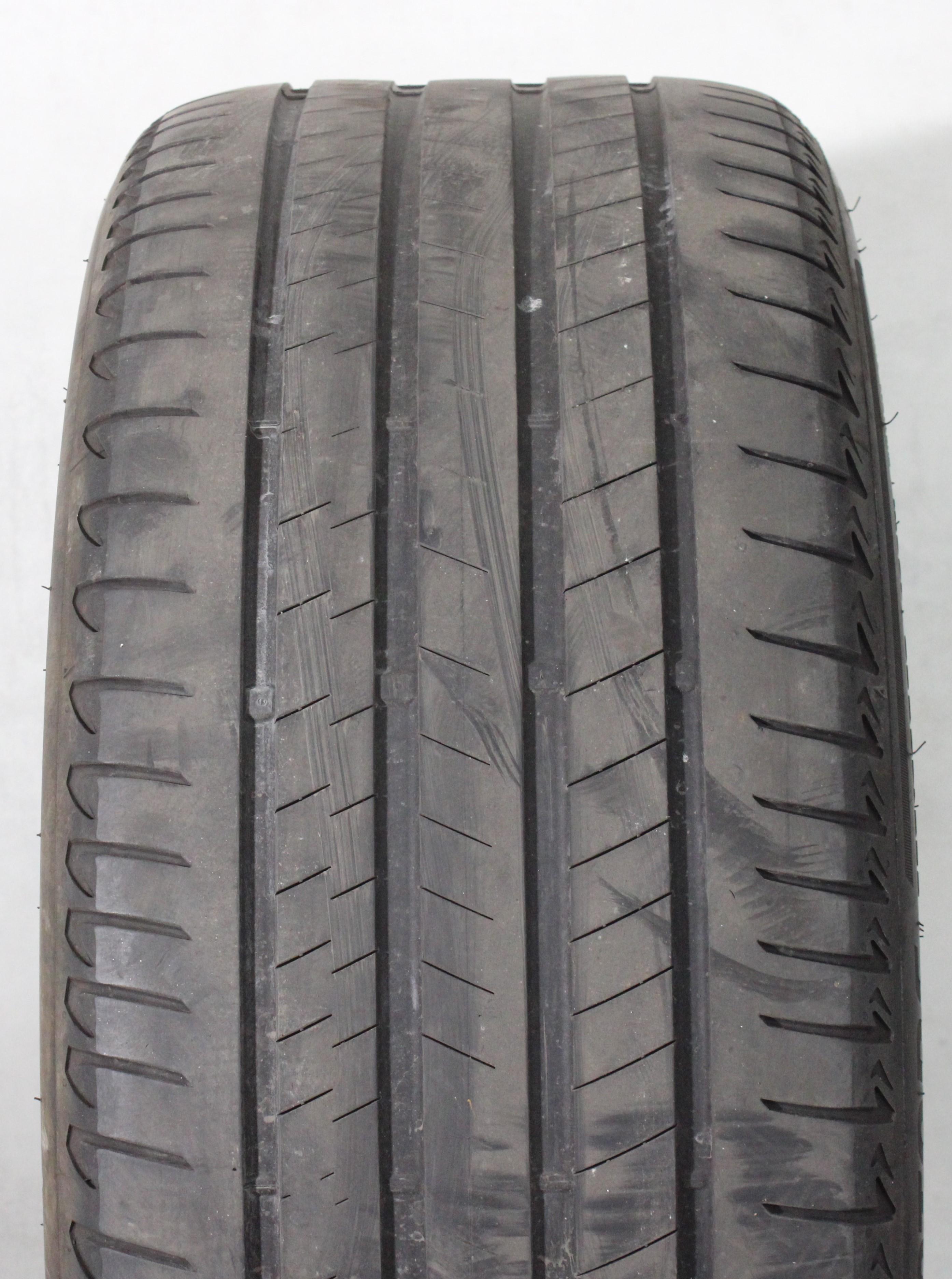 1 pneu été Bridgestone Alenza 001* 275/40R20 106W Runflat, avec une profondeur de sculpture de 3,5 mm au centre et de 4,5 mm sur les épaulements. 2022