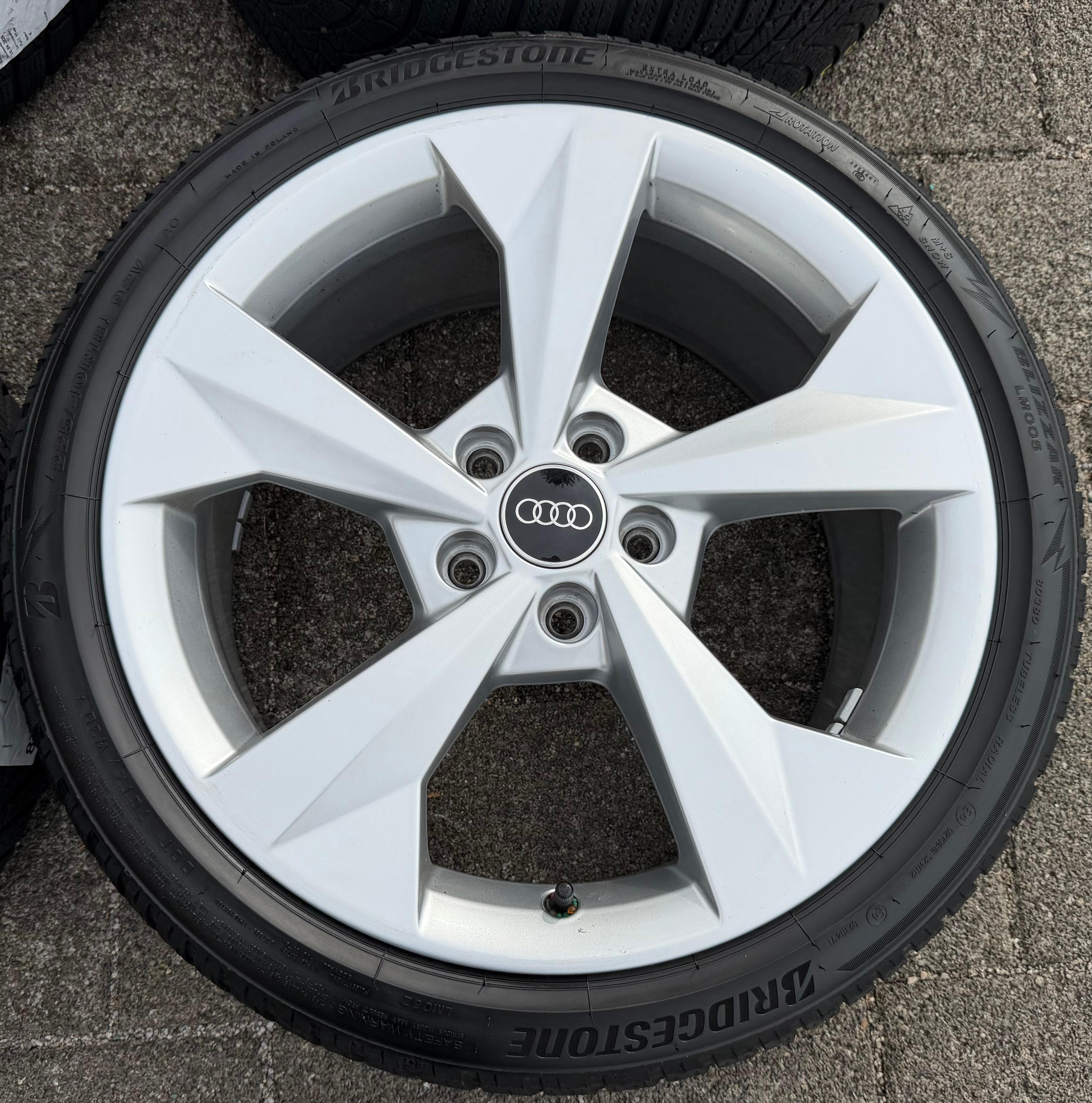 4 cerchi in lega originali da 18" per Audi A3 S3 8Y 8Y0601025J 8x18 ET46