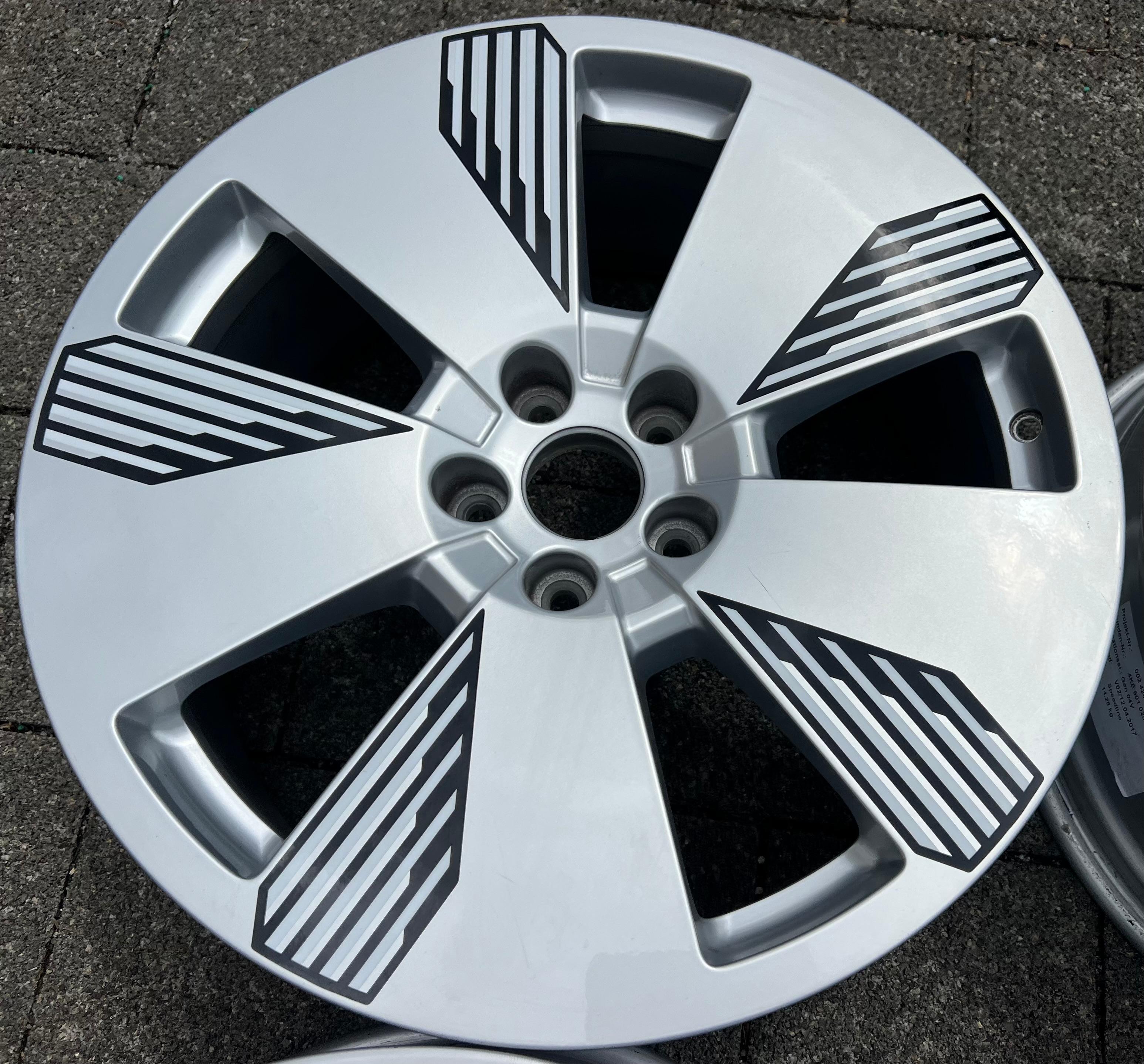 4 ORIGINAL 19" ALUFELGEN AUDI E-TRON GEN 8x19 ET34 4KE601025L FREIHAUS