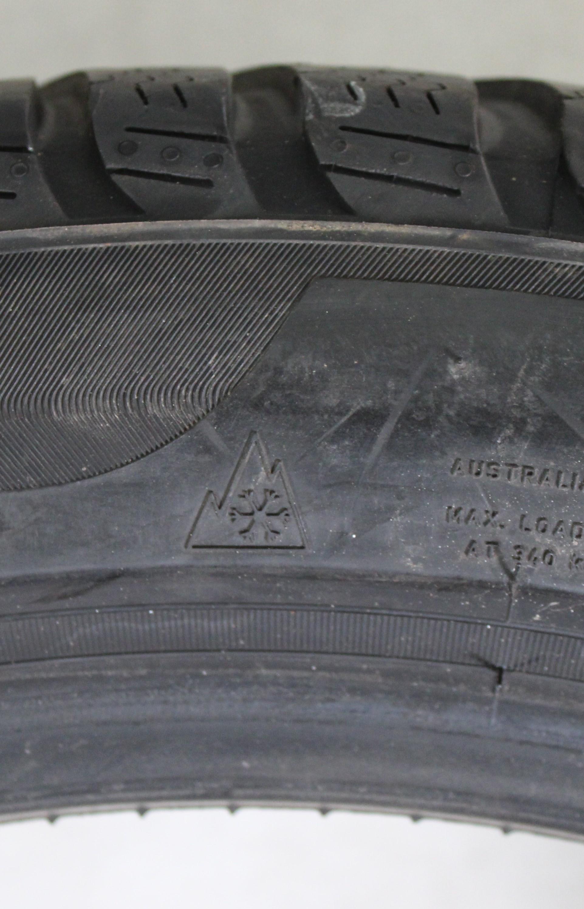 2 x 255/40R18 99V pneus hiver Pirelli Sottozero 3 Runflat 4-4,5mm 2021 *