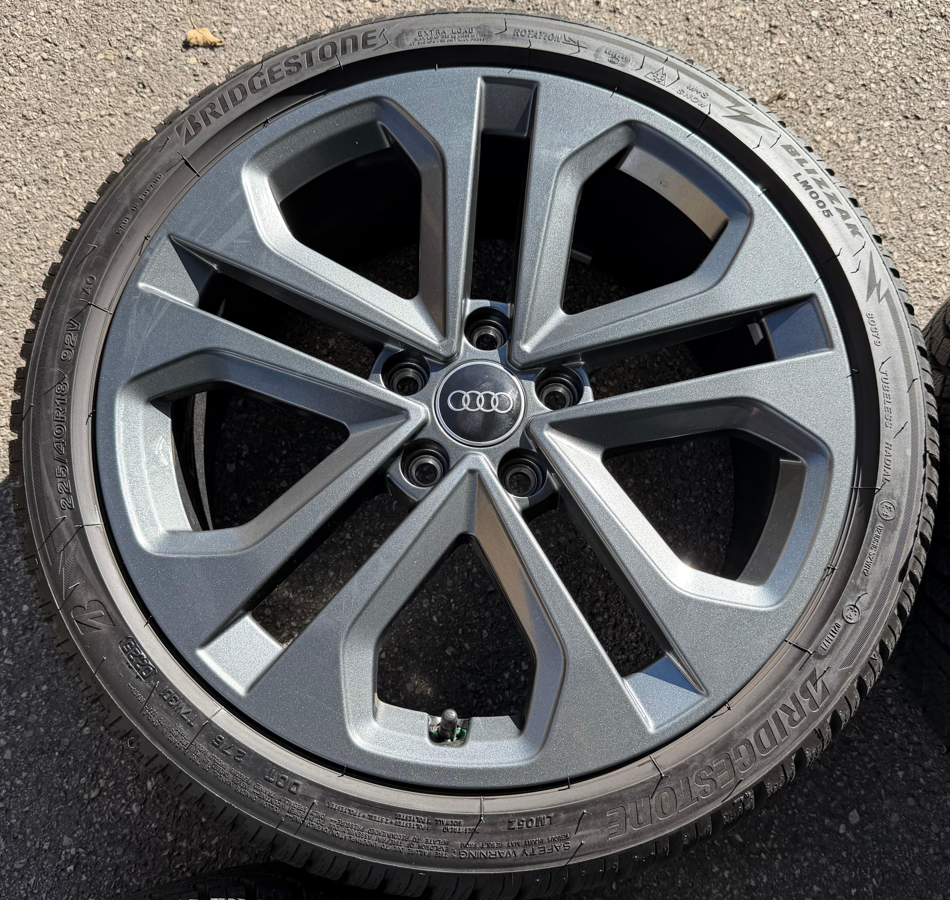 4 ruedas de invierno de aleación originales de 18" para Audi A3 S3 8Y 8Y0601025CM 225/40R18 92V 2025