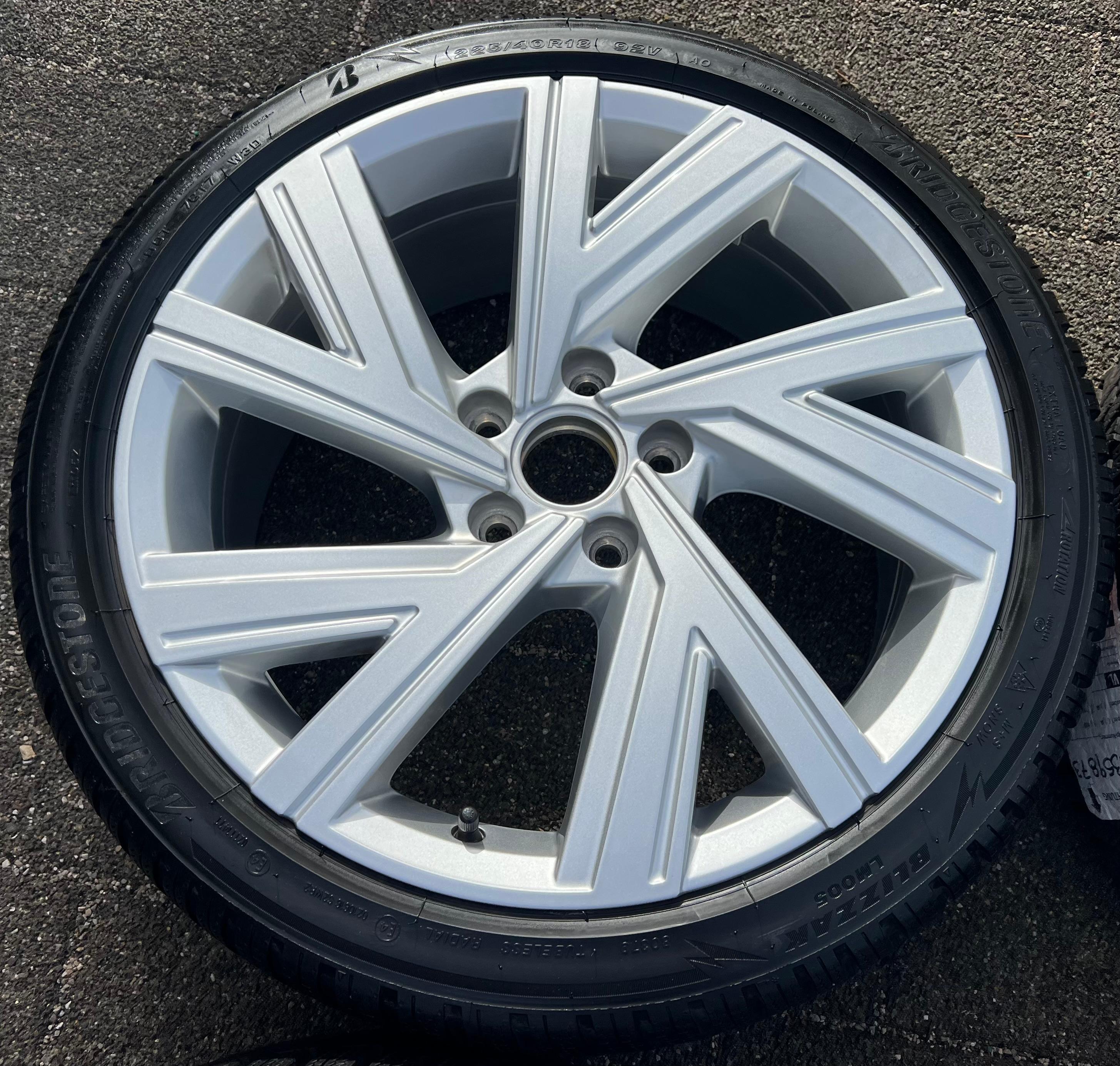 4 ORIGINAL 18" ALU WINTERRÄDER VW GOLF VIII 8 BERGAMO 5H0601025A 225/40R18 92V