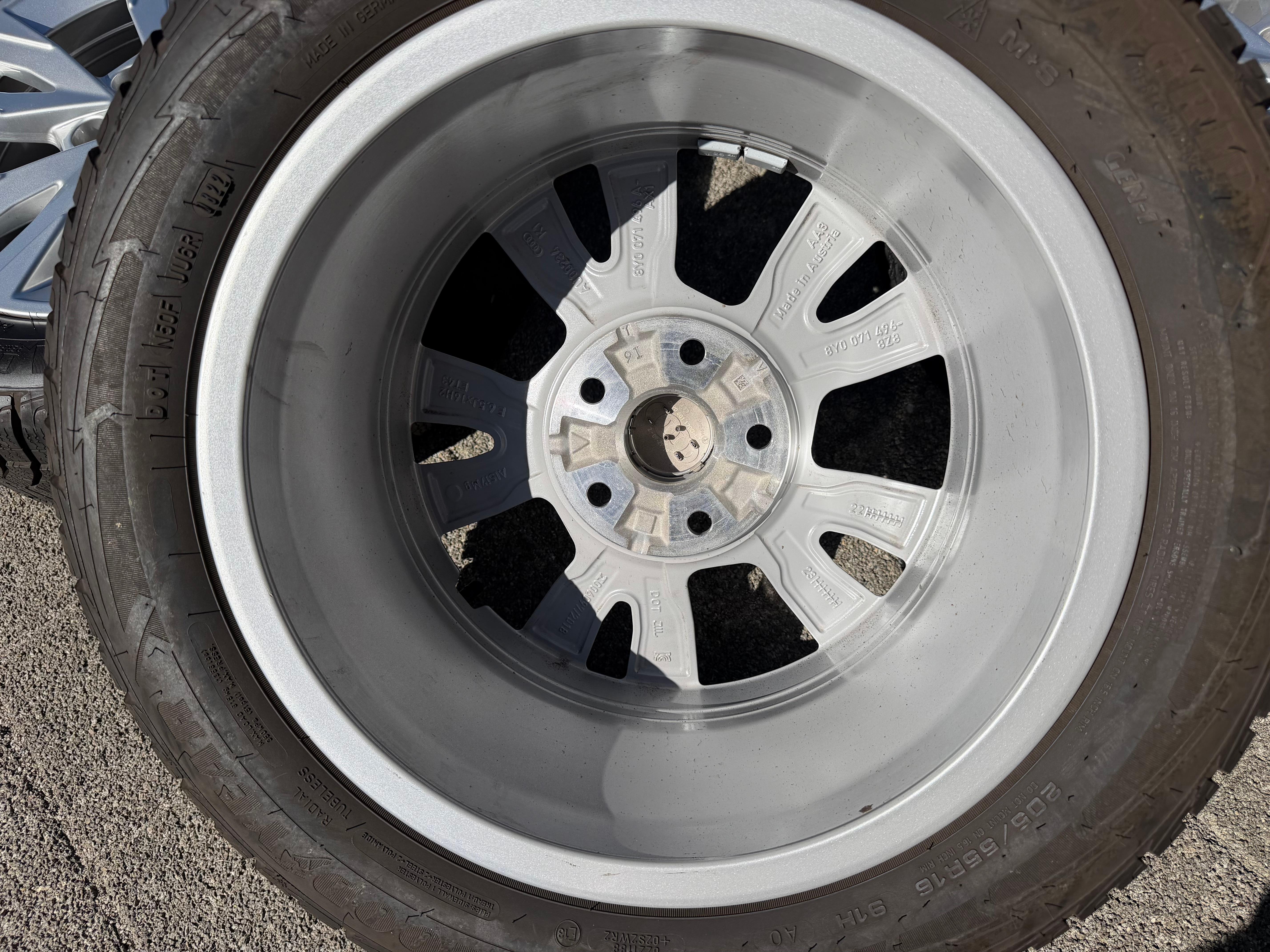 4 Original Alu Winterräder Audi A3 8Y 8Y0071496 205/55R16 91H Goodyear