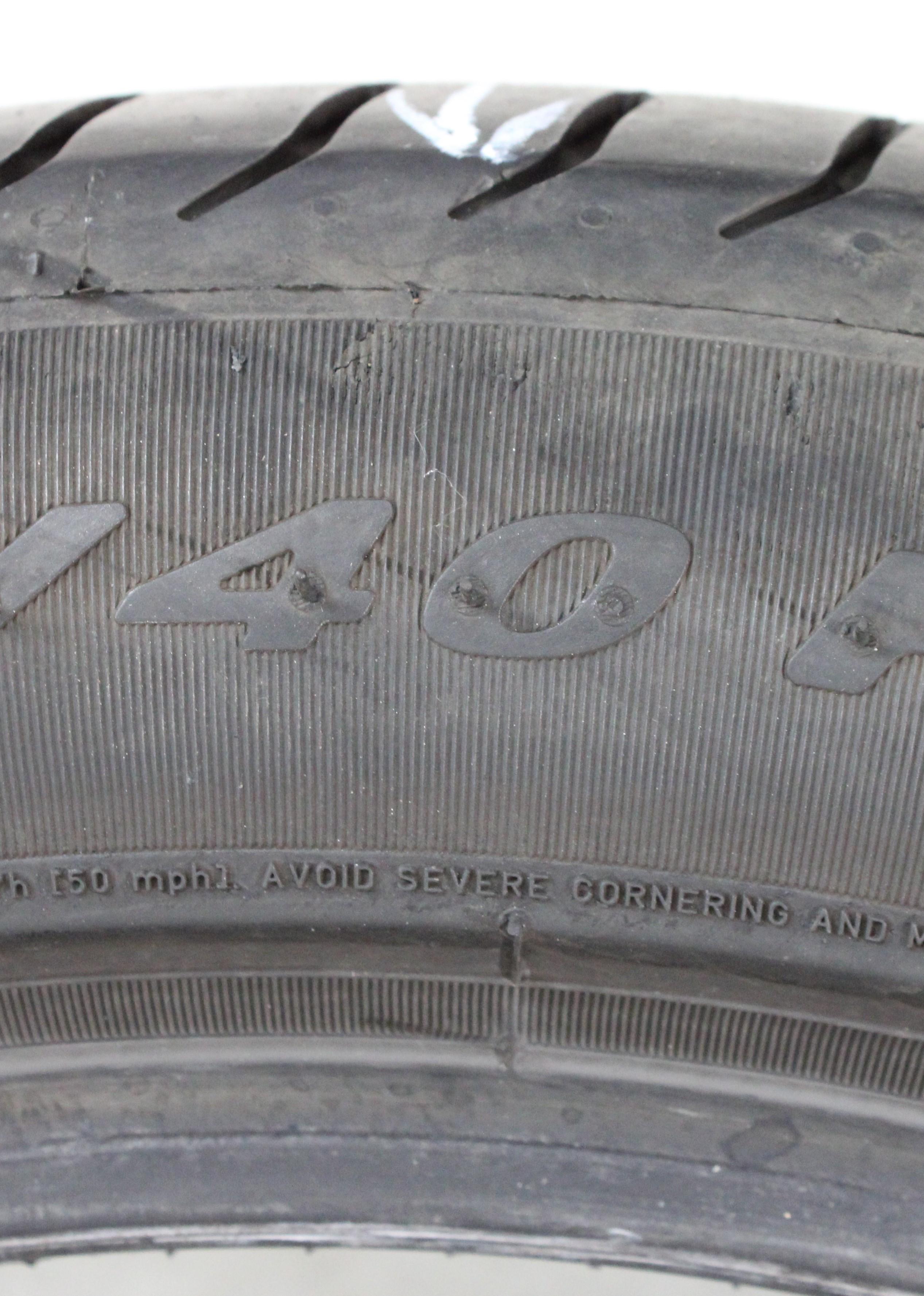 2 x 275/40R19 101Y Sommerreifen Pirelli PZero Runflat in der Mitte 3,5-4mm und auf den Schultern 5mm. 2019 *
