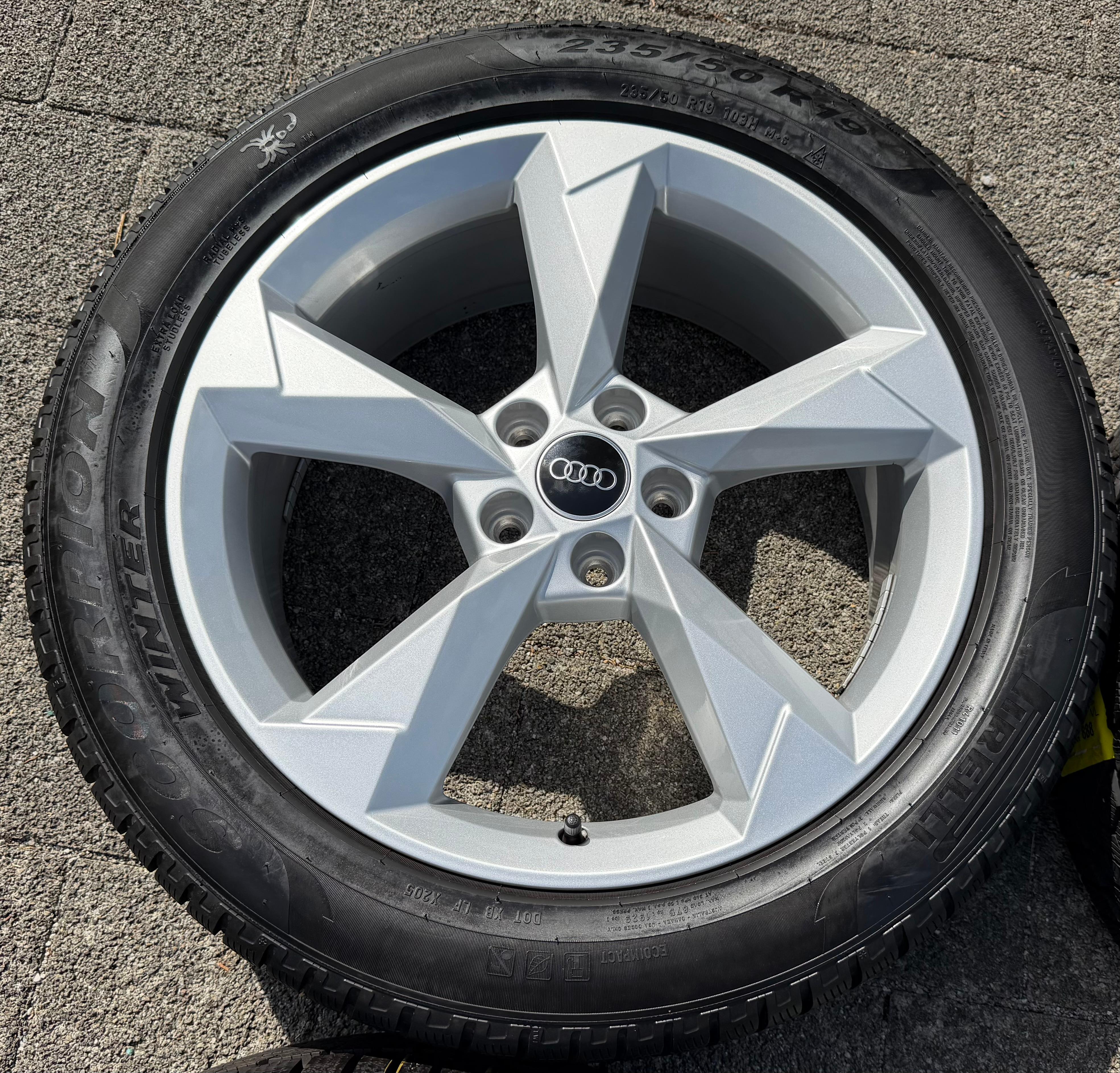 4 Original 19" Alu Winterräder Audi Q3 F3B 83A 83A601025N 235/50R19 99V Winter
