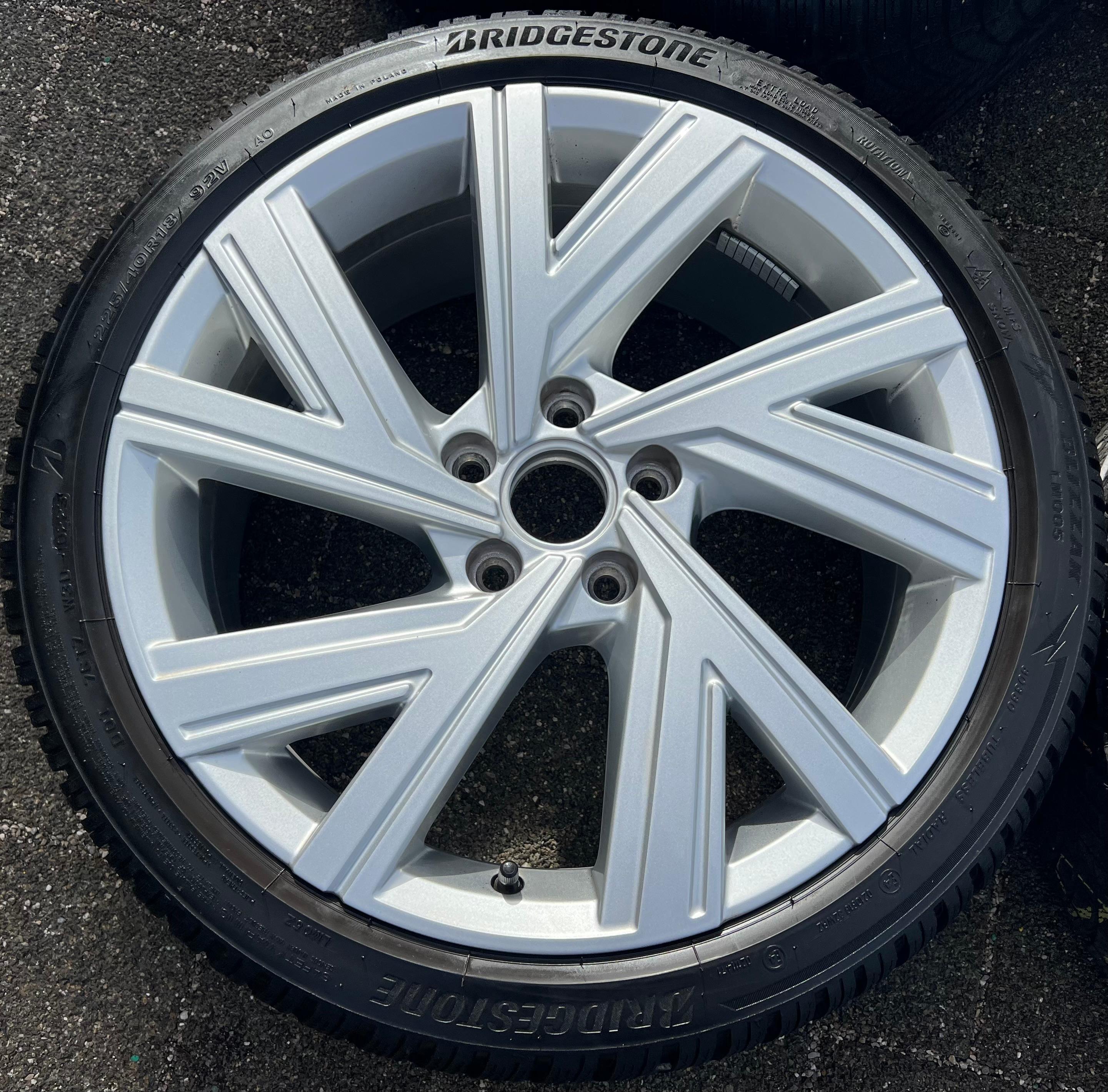 4 ORIGINAL 18" ALU WINTERRÄDER VW GOLF VIII 8 BERGAMO 5H0601025A 225/40R18 92V