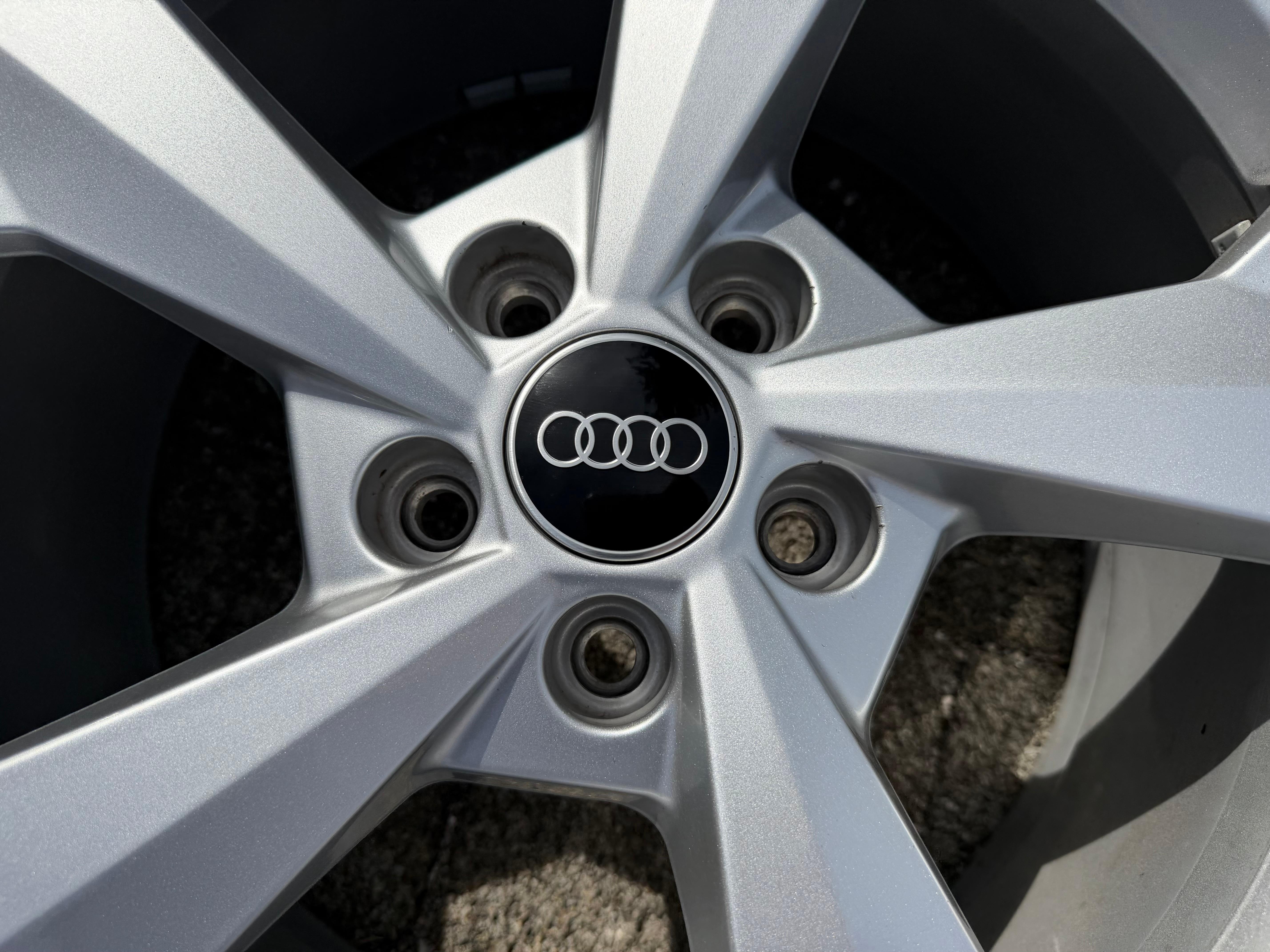 4 Original 18" Alufelgen Felgne Audi A3 S3 8Y 8Y0601025J 8x18 ET46