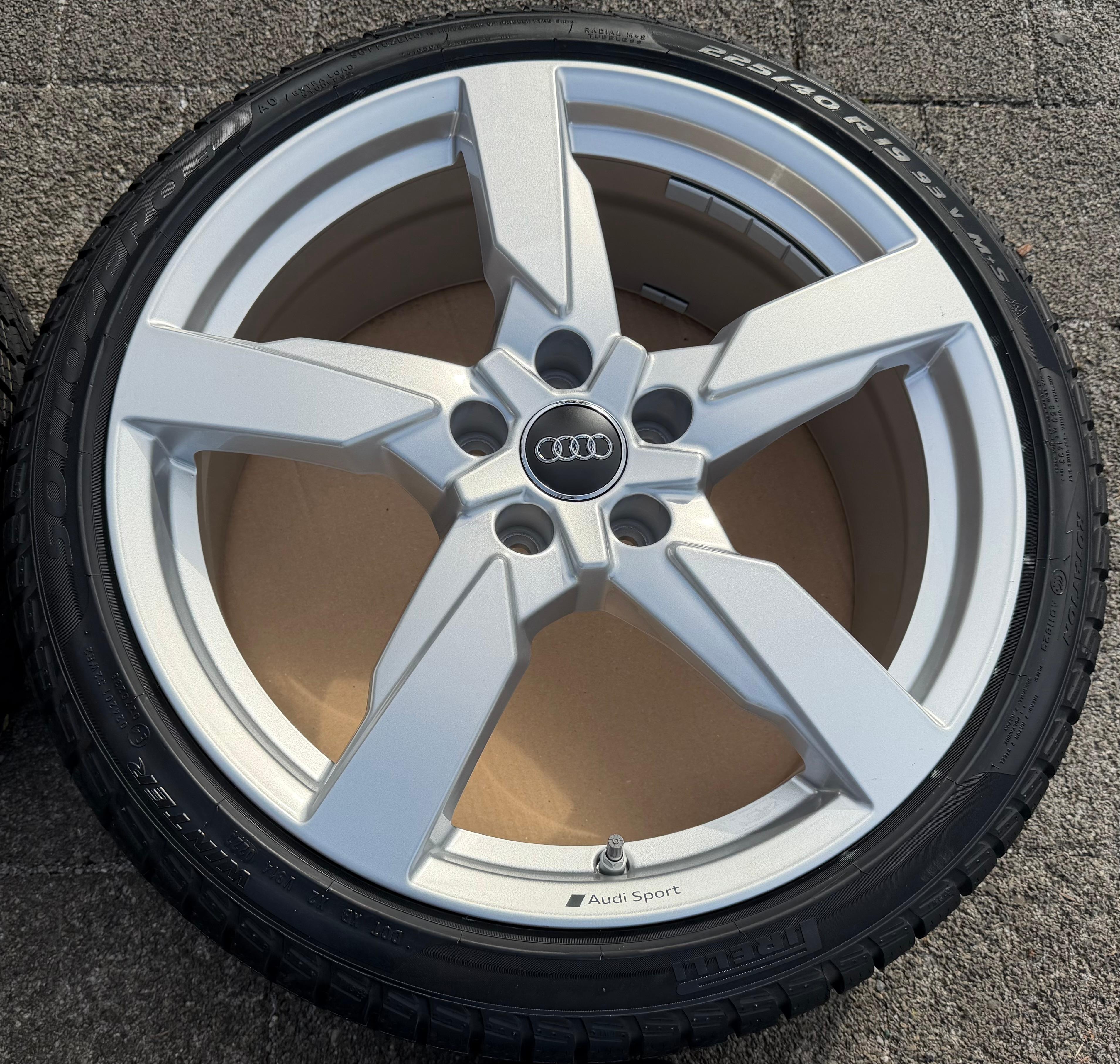 4 Original 19" Alu Winterräder Audi TT TTS 8S 8S0601025CF 225/40R19 93V 2023 NEU