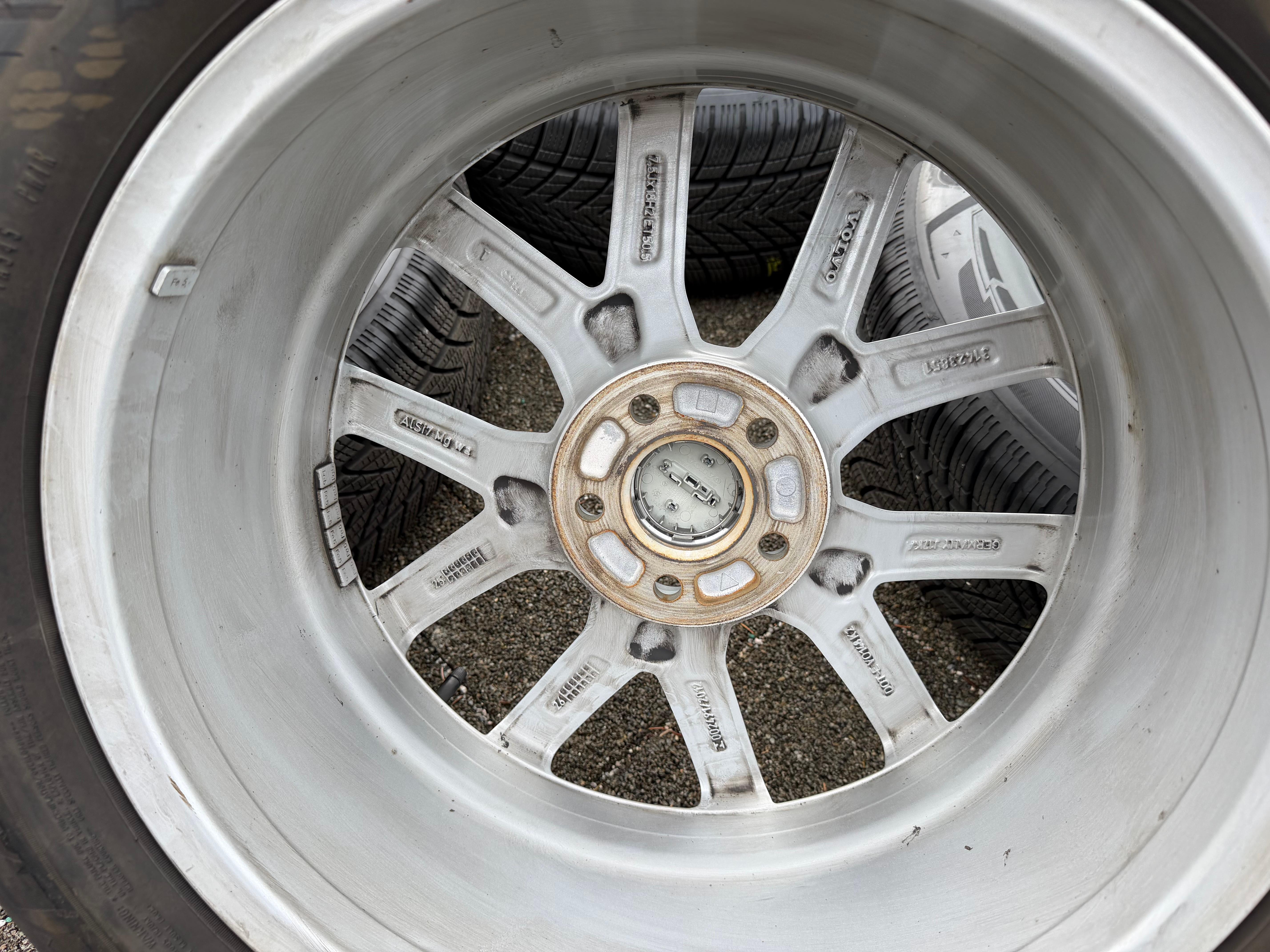 4 ruedas de invierno de aleación originales de 18" para Volvo XC60 II 31423851 235/60R18 107H Goodyear 2025