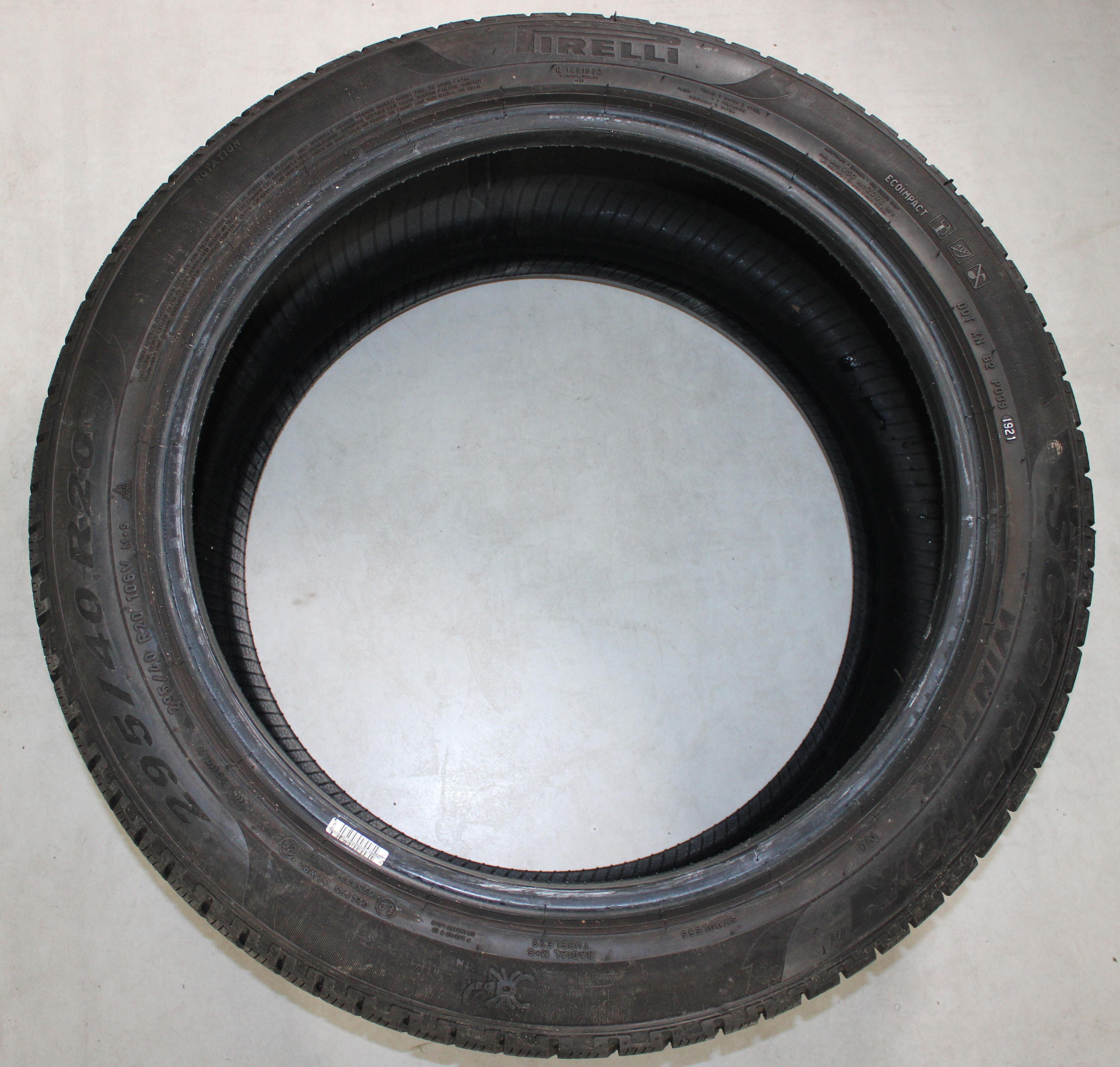 1 x 295/40R20 106V Winterreifen Pirelli Scorpion Winter in der Mitte 4,5-5mm und auf den Schultern 5-5,5mm. 2021 N0