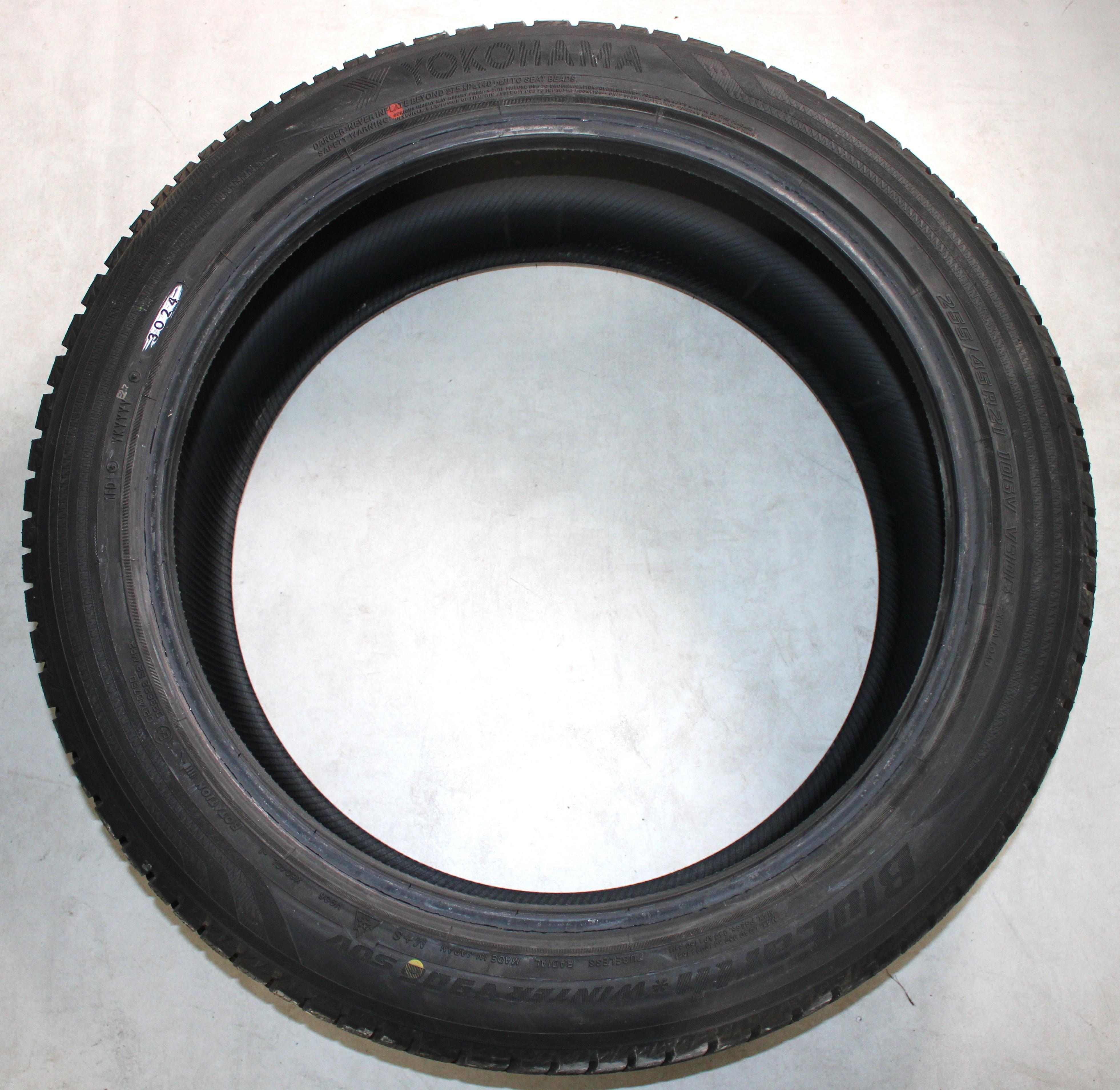 2 x 255/45R21 106V 2 x 285/40R21 109V Winterreifen Yokohama BluEarth Winter V906 SUV 7,5mm 2024 XL