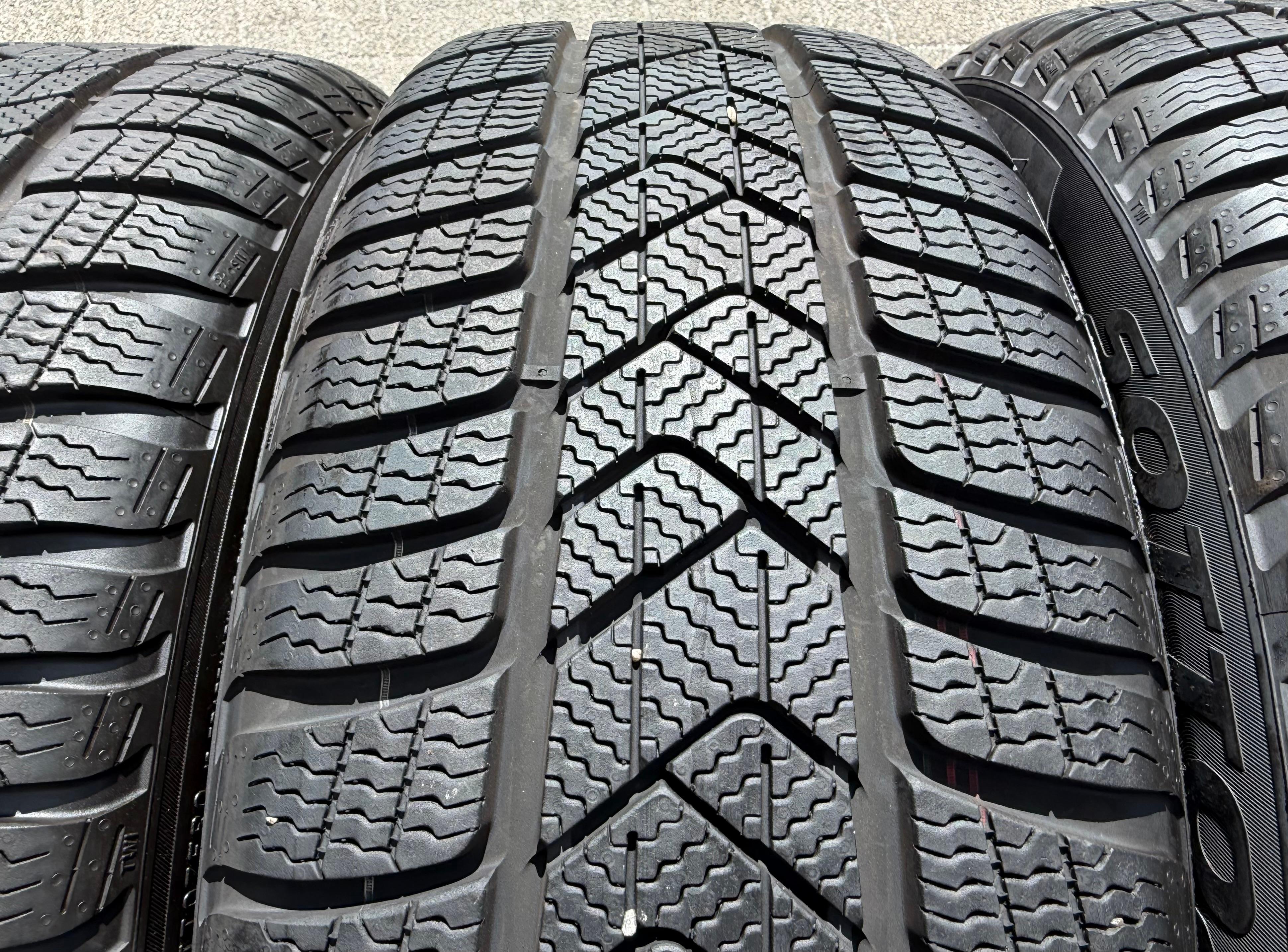 4 ruote in lega originali da 17" invernali Audi A3 S3 8Y 8Y0601025L 205/50R17 93H Pirelli