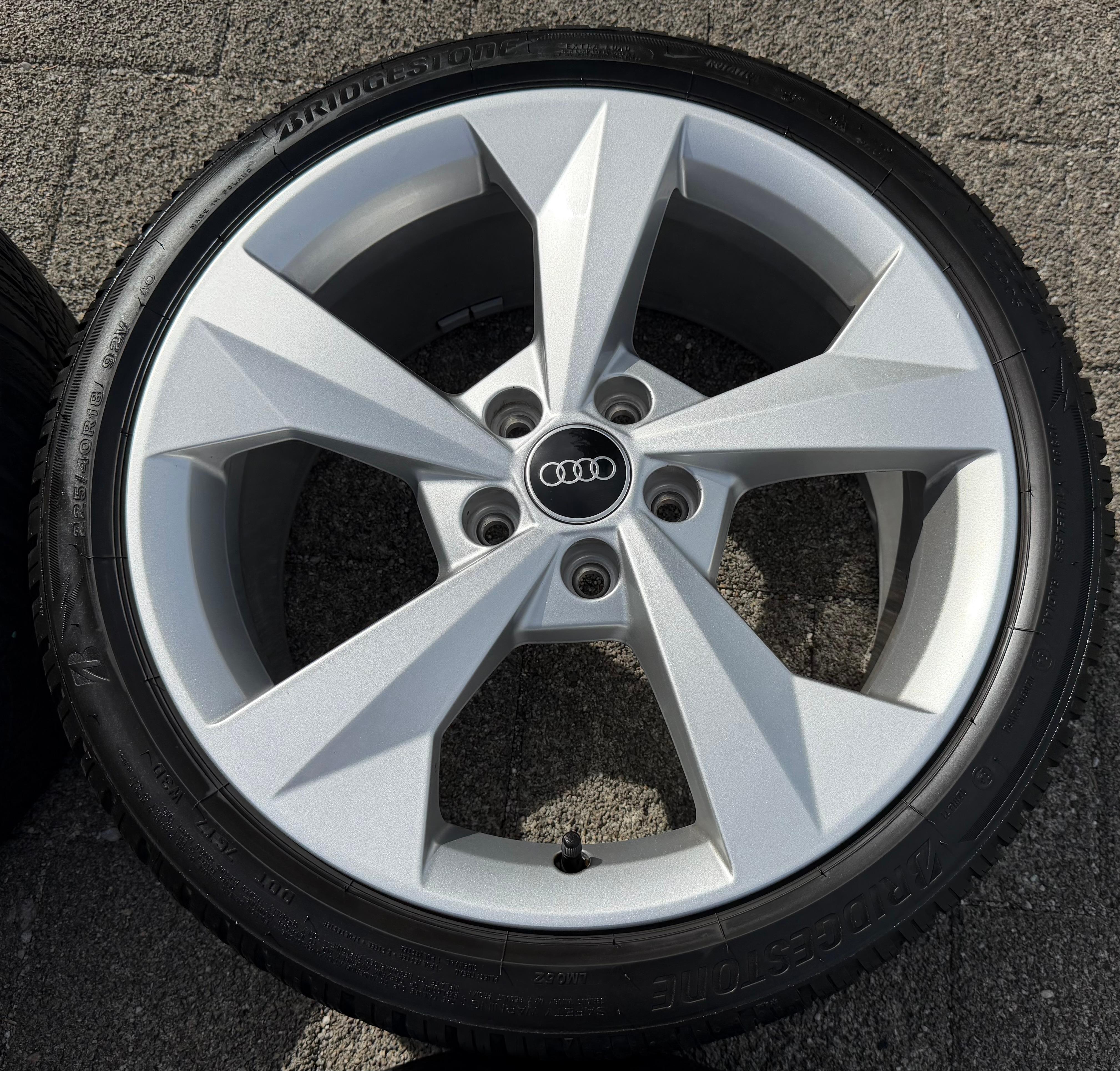 4 Original 18" Alufelgen Felgne Audi A3 S3 8Y 8Y0601025J 8x18 ET46
