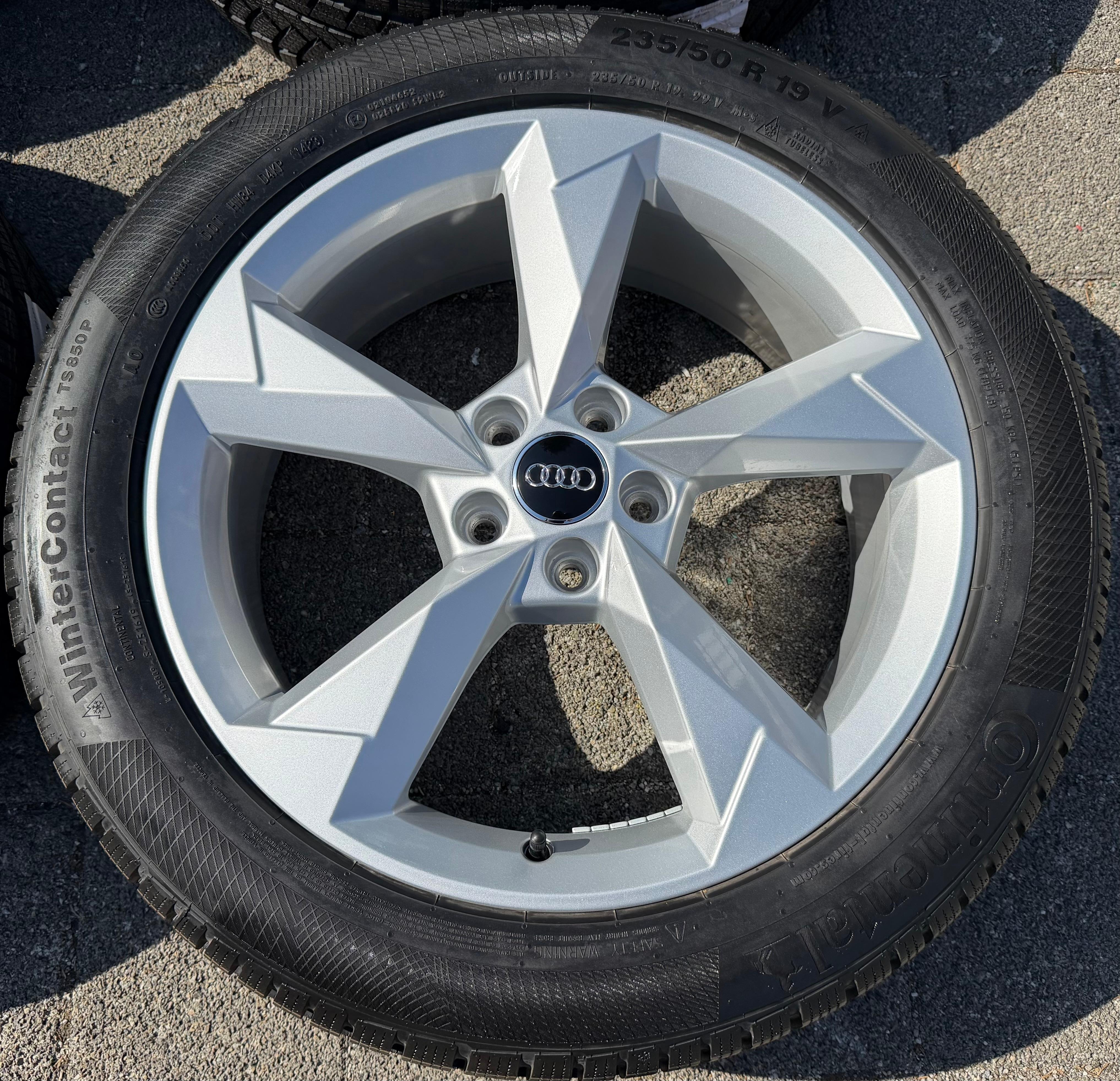 4 Original 19" Alu Winterräder Audi Q3 F3B 83A 83A601025N 235/50R19 99V Continental 2023