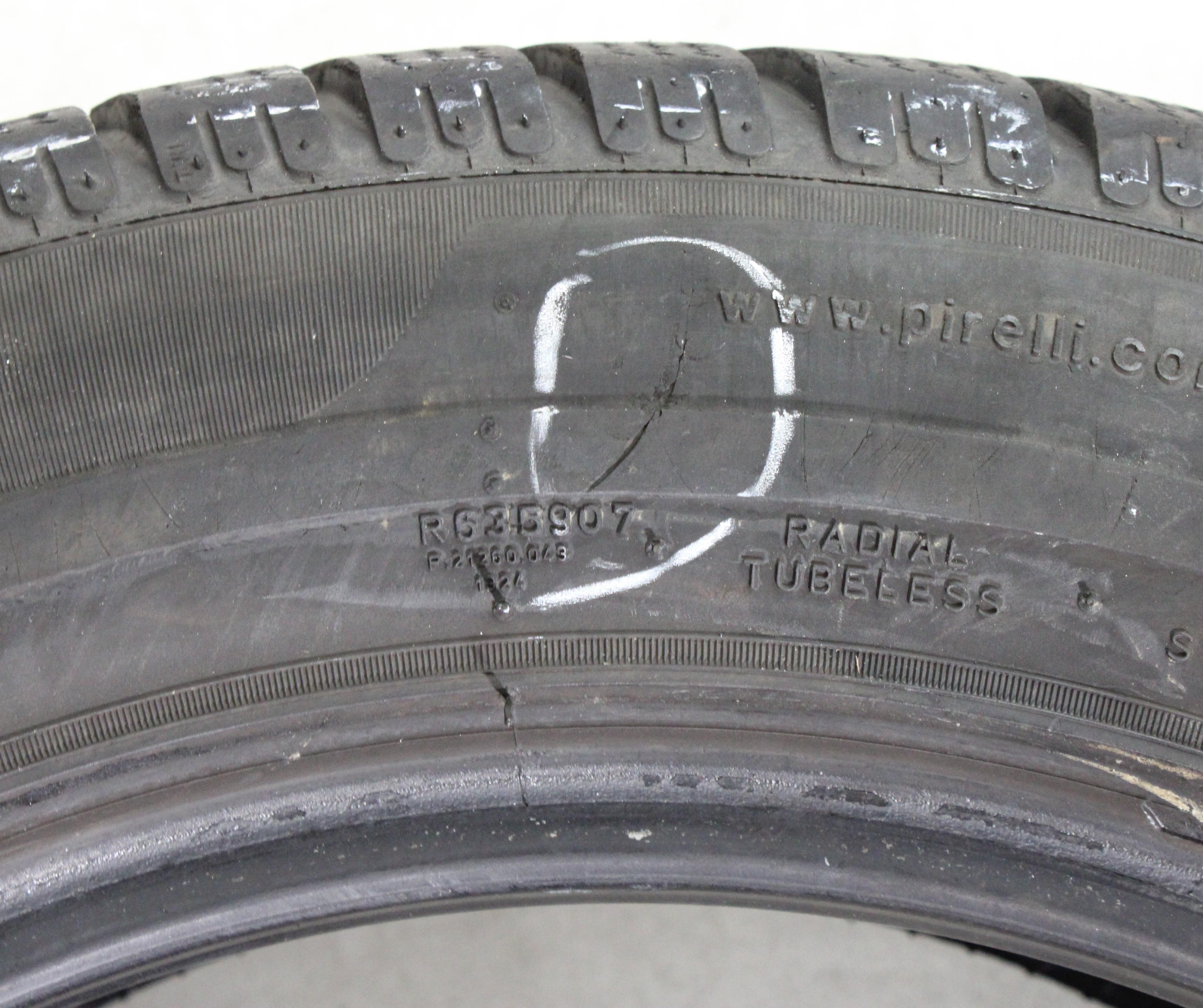4 x 235/55R17 99V Winterreifen Pirelli Sottozero Winter 240 MO in der Mitte 4-4,5mm und auf den Schultern 5-5,5mm. 2017