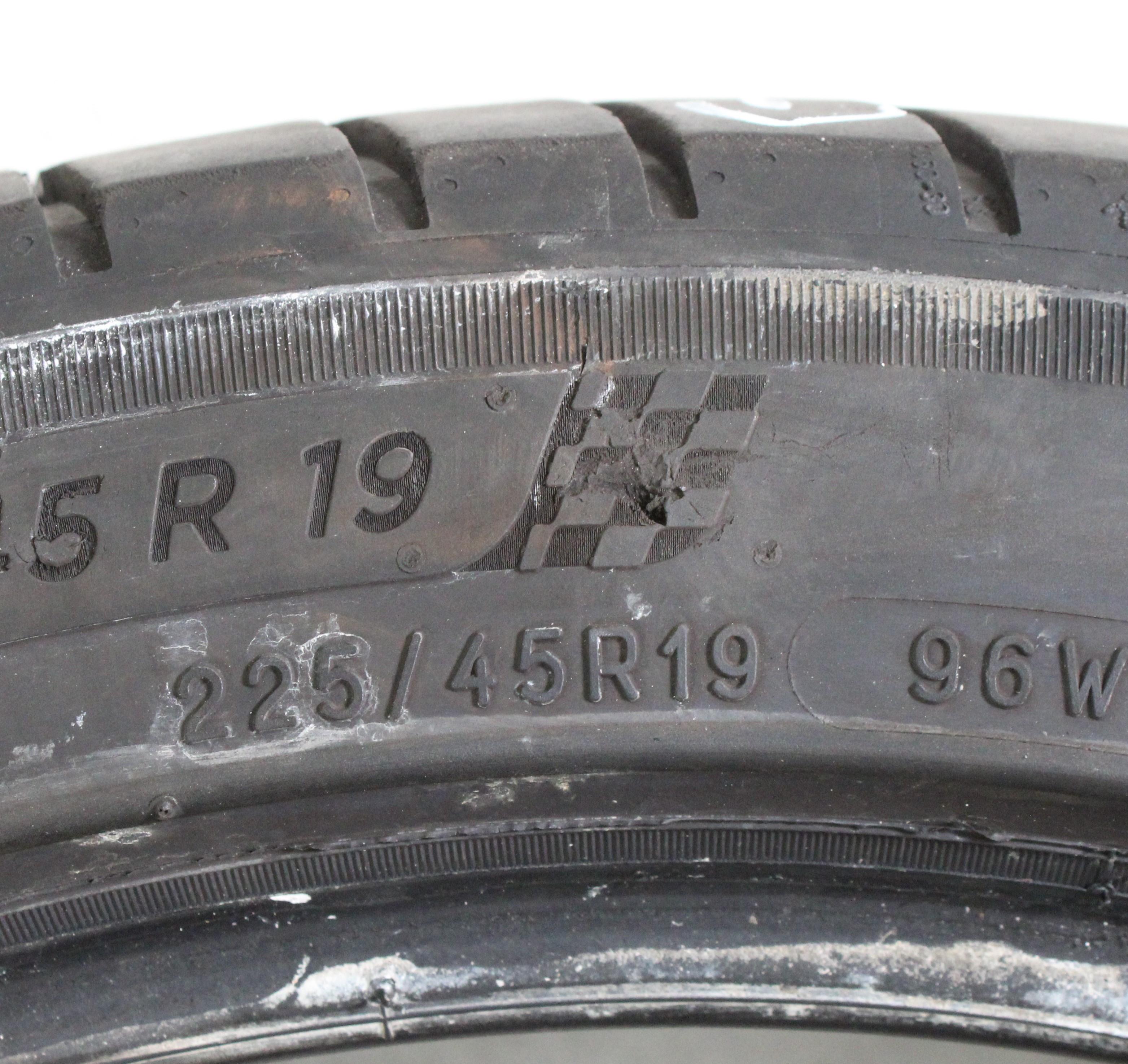 4 pneumatici estivi Michelin Pilot Sport 4 225/45R19 96W, 2x4,5-5 mm/2x5-5,5 mm, 3 del 2020/1 del 2022 *