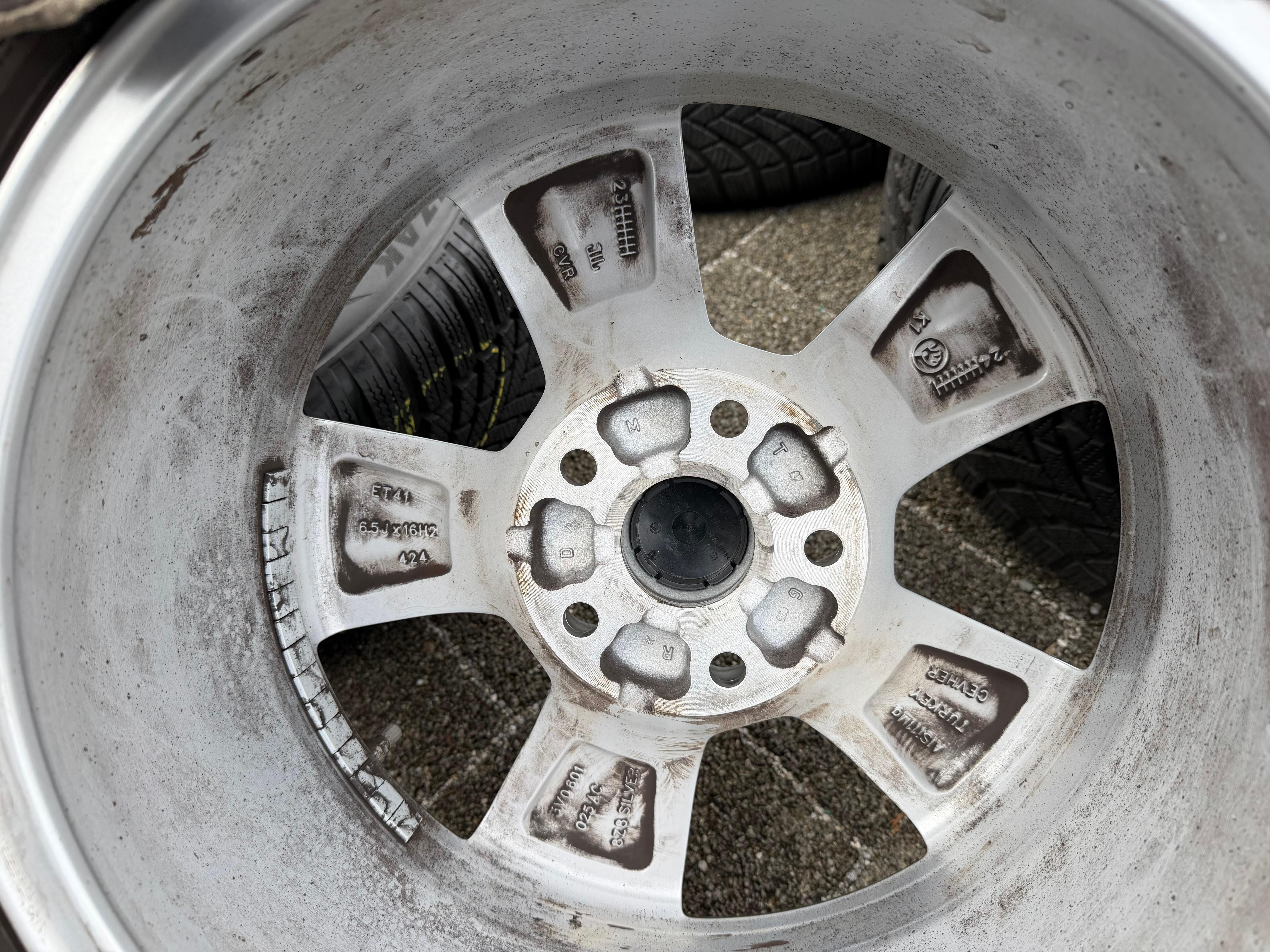 4 roues hiver en alliage d’origine 16" Skoda Superb III 3V 215/60R16 99H 3V0601025AC