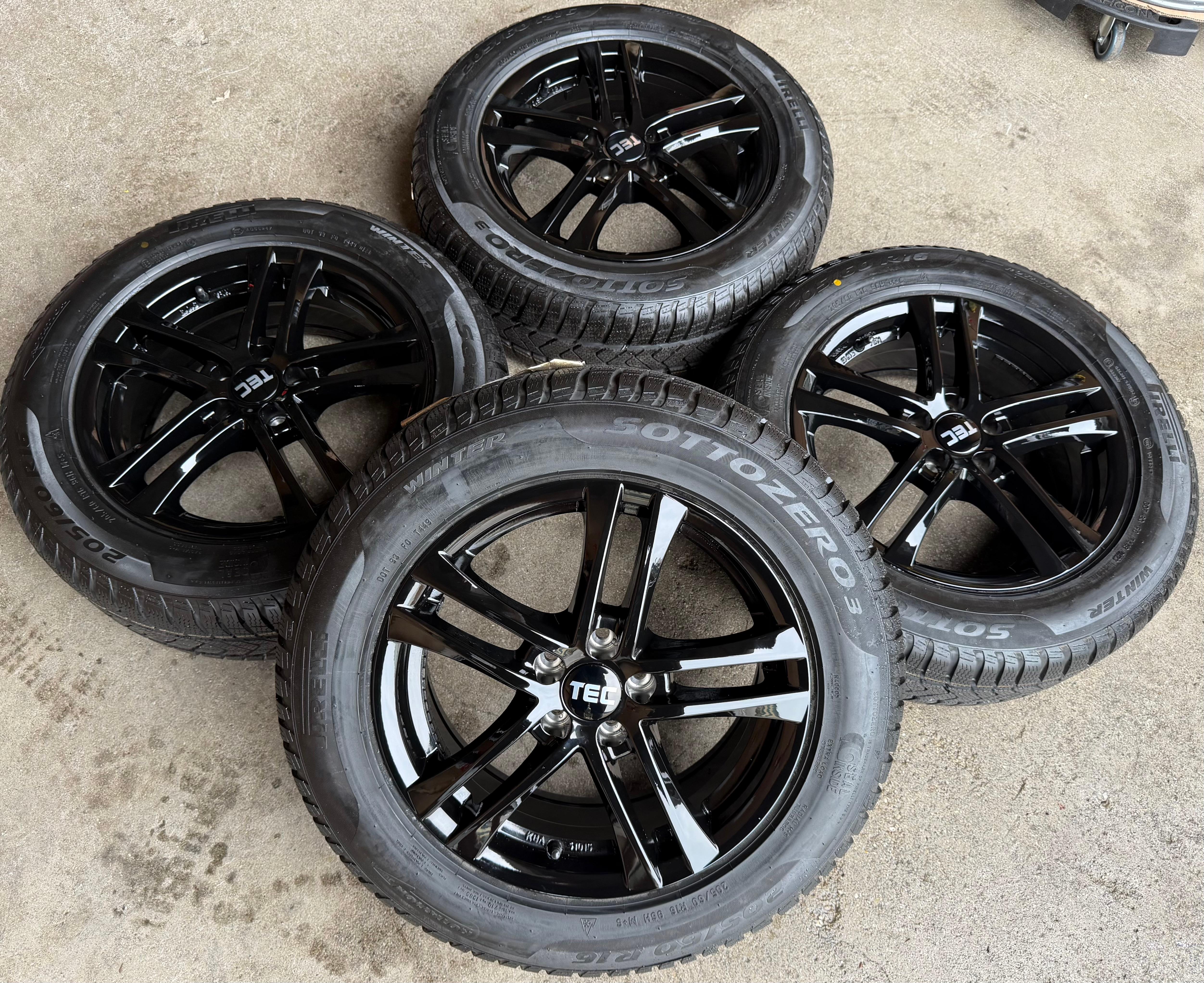 4 roues d'hiver en alliage pour VW T-Cross C1, Taigo, CS, Skoda Scala et Kamiq - 205/60R16 96H XL - Pirelli